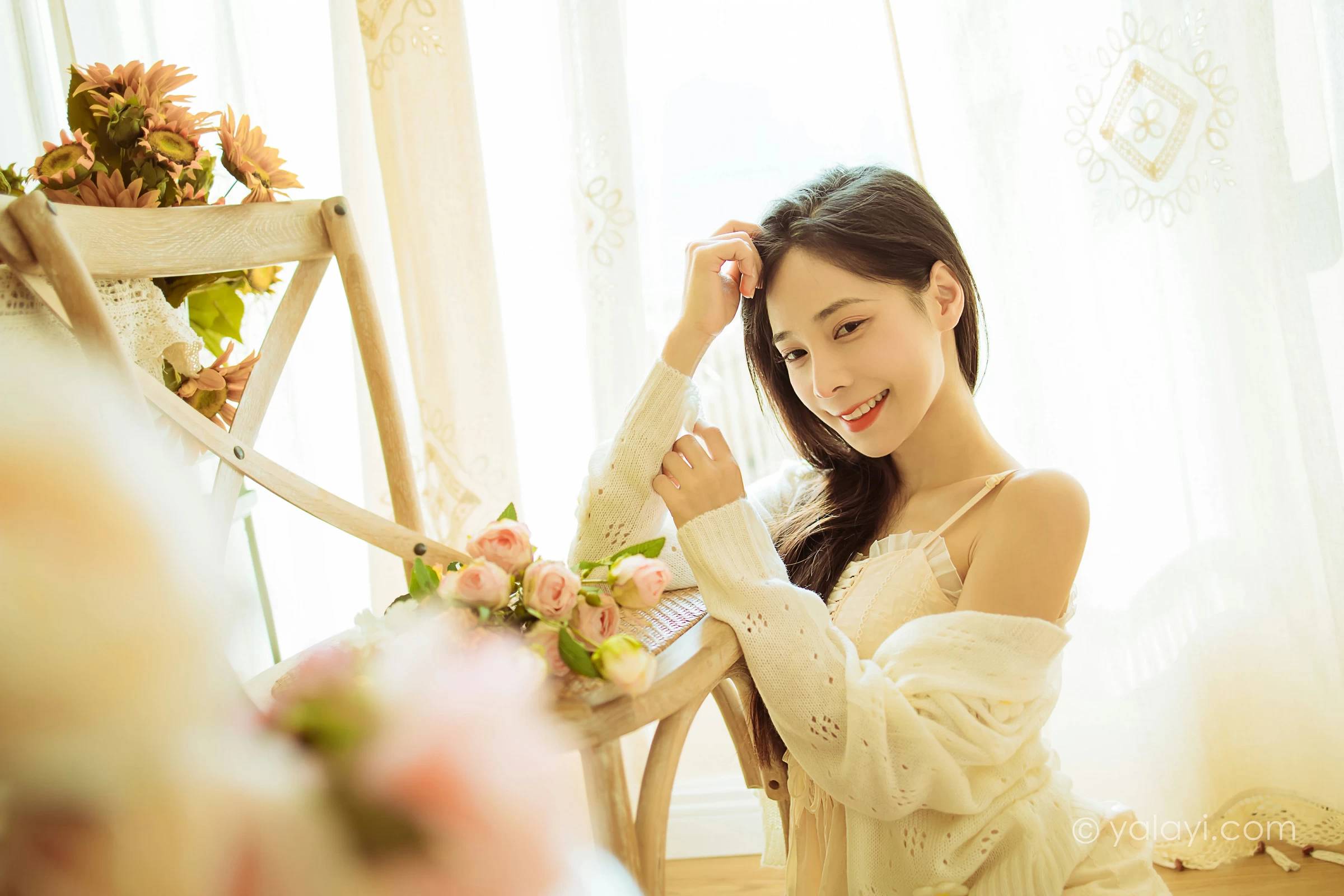 [YALAYI雅拉伊]2022.01.13 最浪漫的事 诗咏 白色镂空外套加吊带连衣裙居家私房写真集第7张