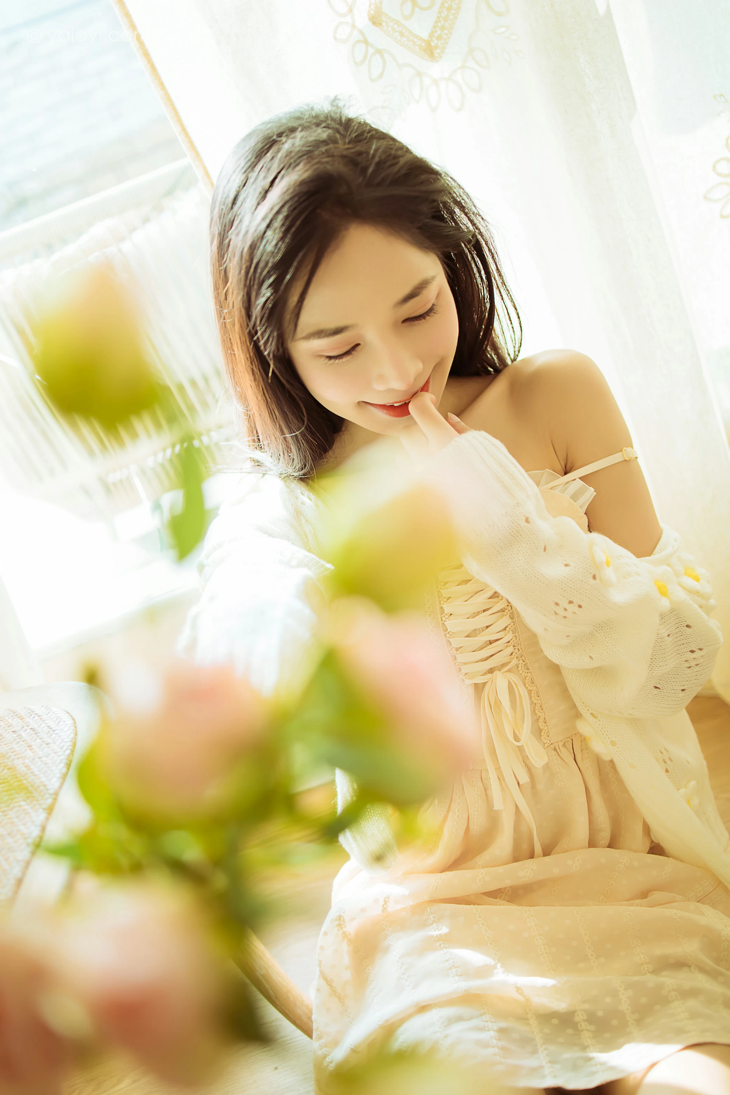 [YALAYI雅拉伊]2022.01.13 最浪漫的事 诗咏 白色镂空外套加吊带连衣裙居家私房写真集第9张