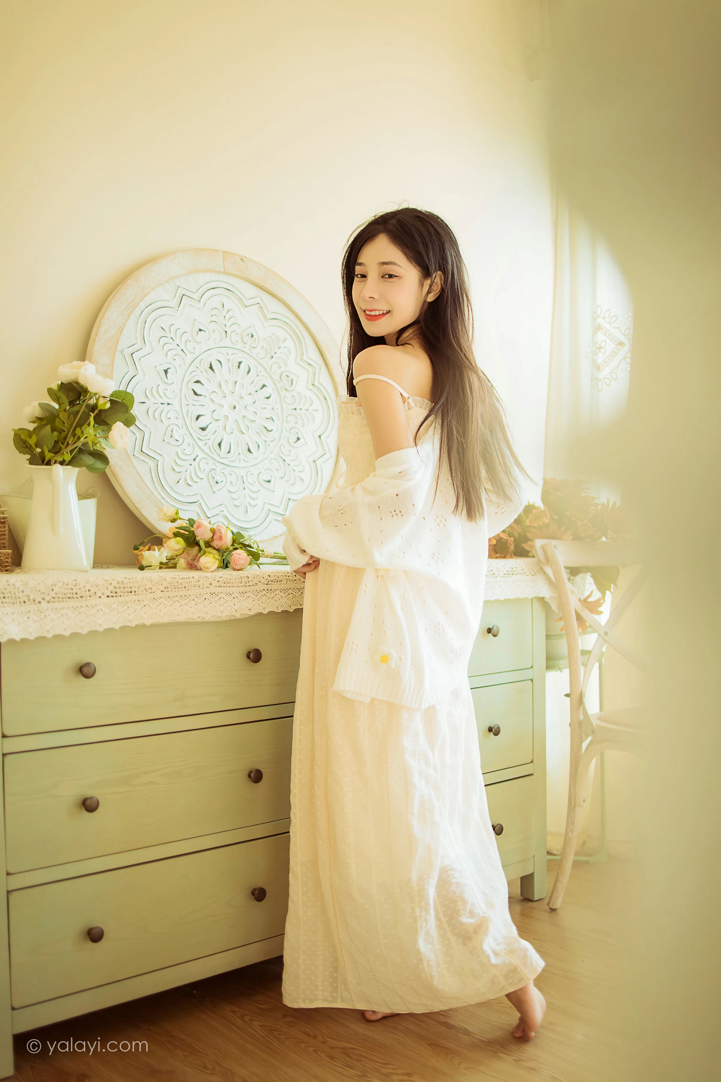 [YALAYI雅拉伊]2022.01.13 最浪漫的事 诗咏 白色镂空外套加吊带连衣裙居家私房写真集第12张