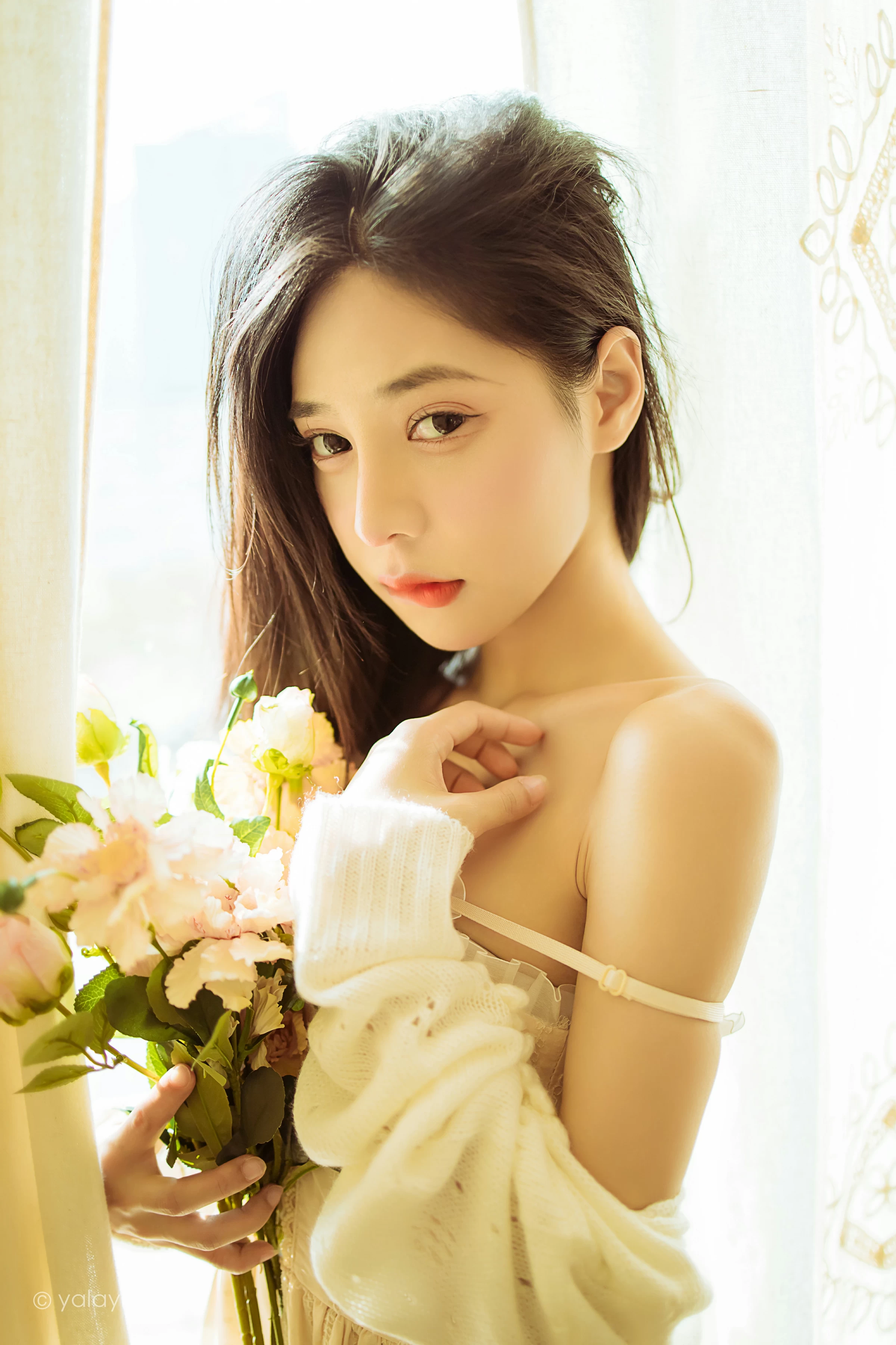 [YALAYI雅拉伊]2022.01.13 最浪漫的事 诗咏 白色镂空外套加吊带连衣裙居家私房写真集第14张