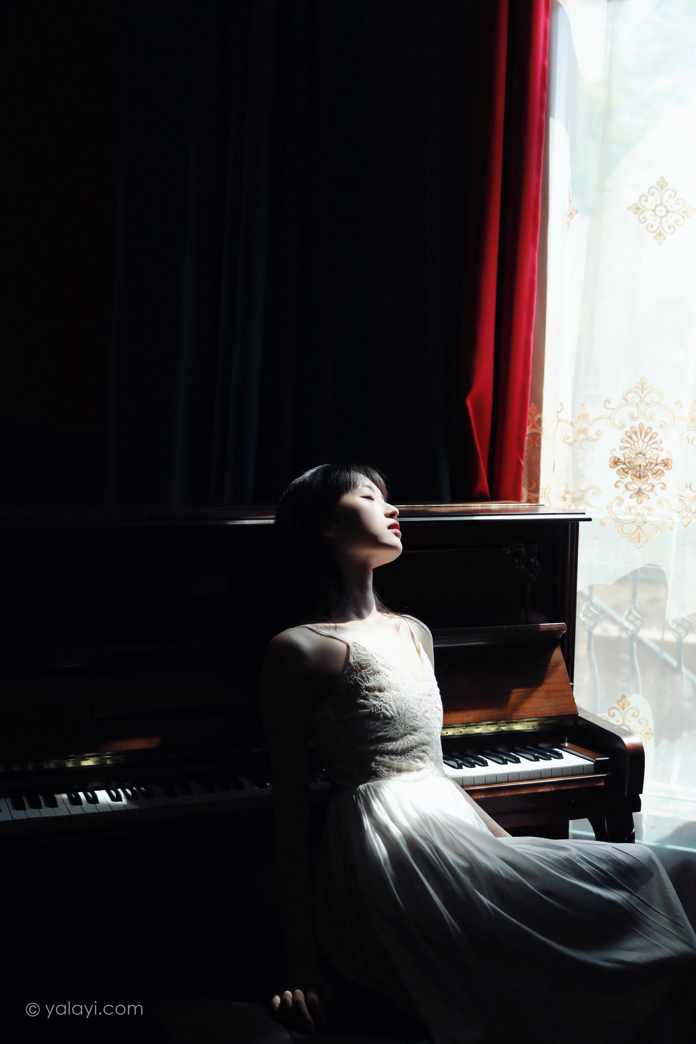 [YALAYI雅拉伊]2022.07.16 唤 京京 白色吊带蕾丝连衣裙居家清纯写真集第4张