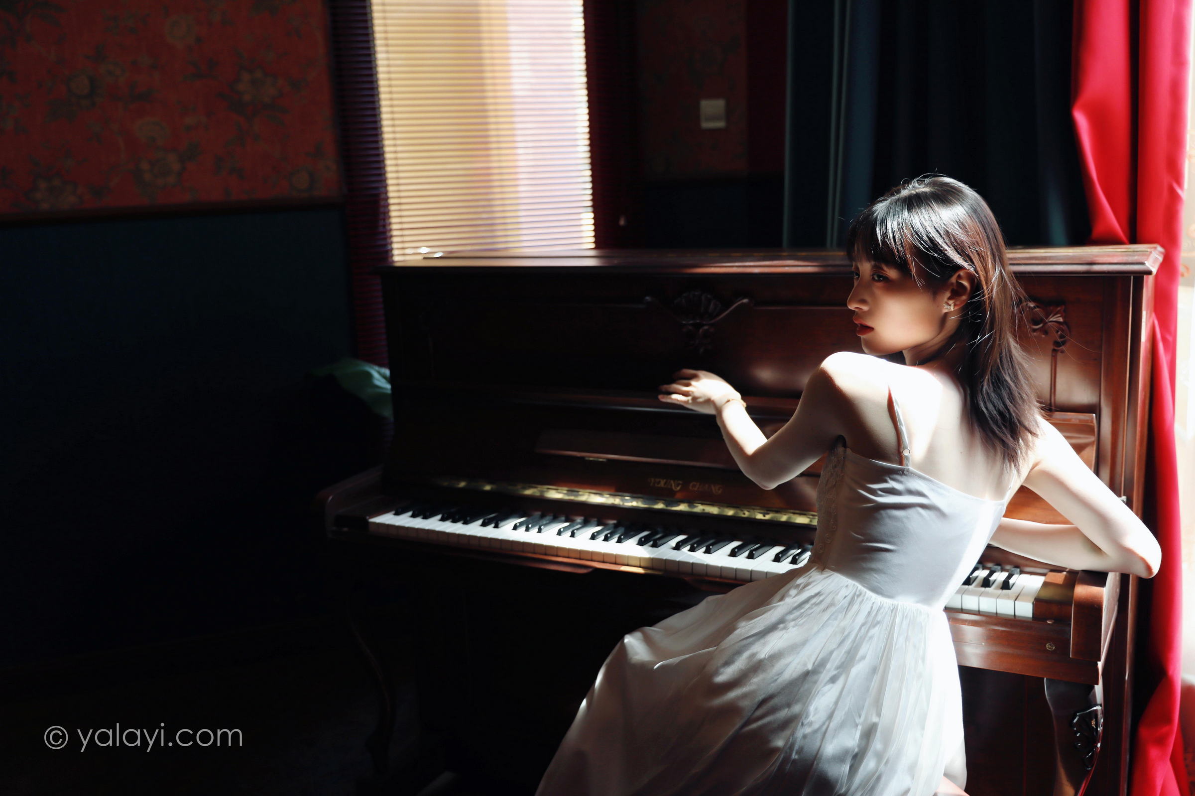 [YALAYI雅拉伊]2022.07.16 唤 京京 白色吊带蕾丝连衣裙居家清纯写真集第2张