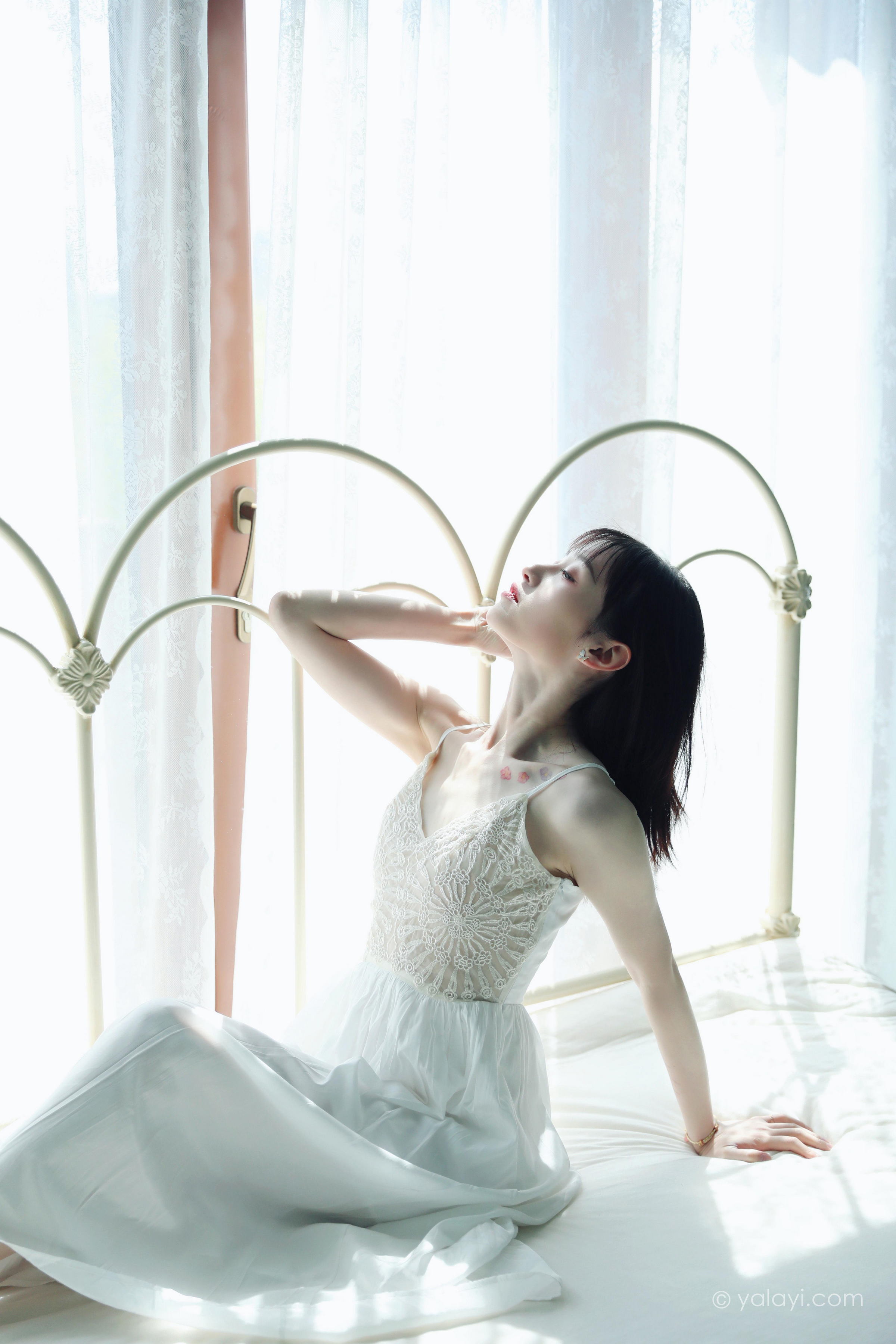 [YALAYI雅拉伊]2022.07.16 唤 京京 白色吊带蕾丝连衣裙居家清纯写真集第8张