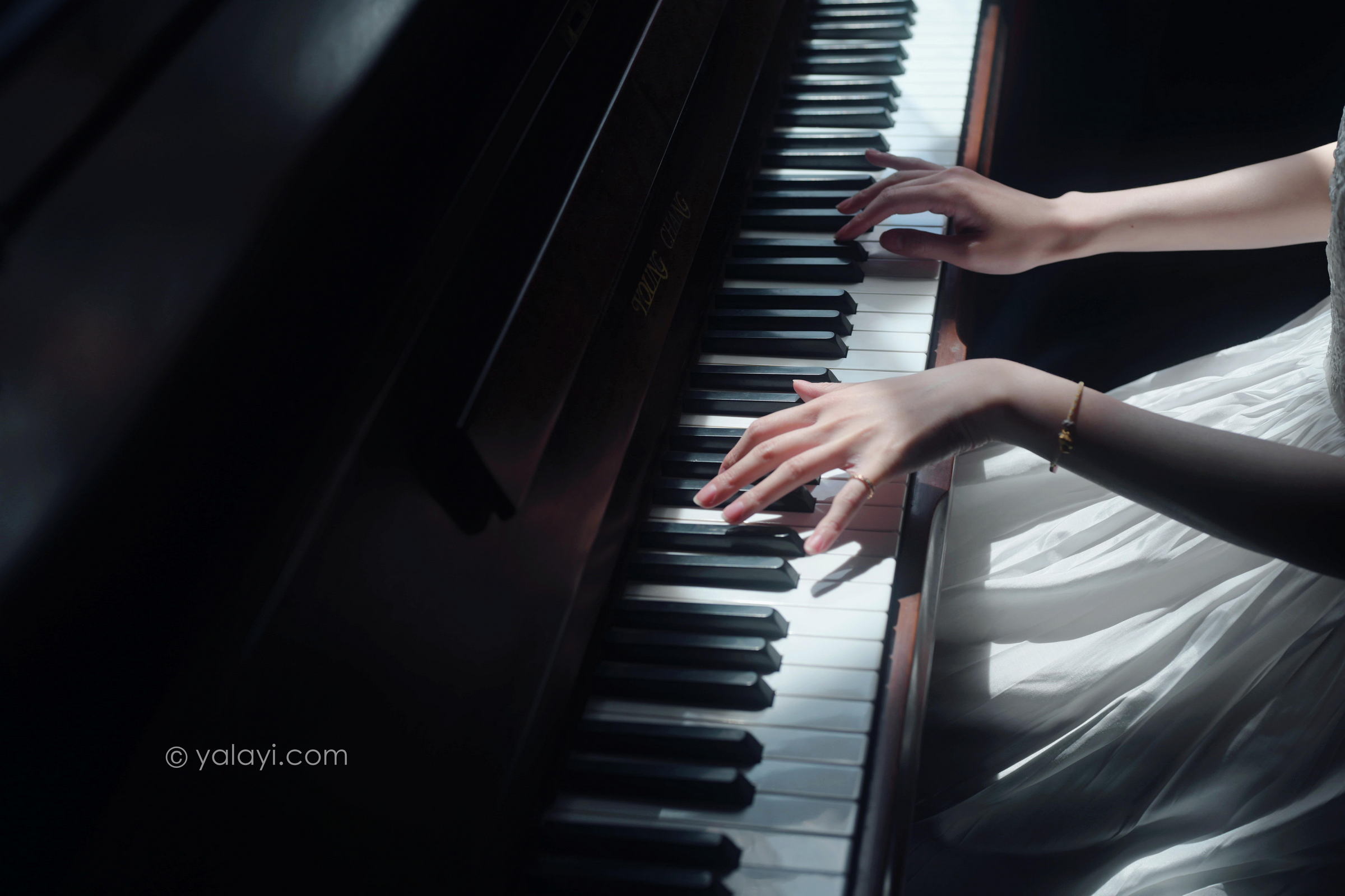 [YALAYI雅拉伊]2022.07.16 唤 京京 白色吊带蕾丝连衣裙居家清纯写真集第7张