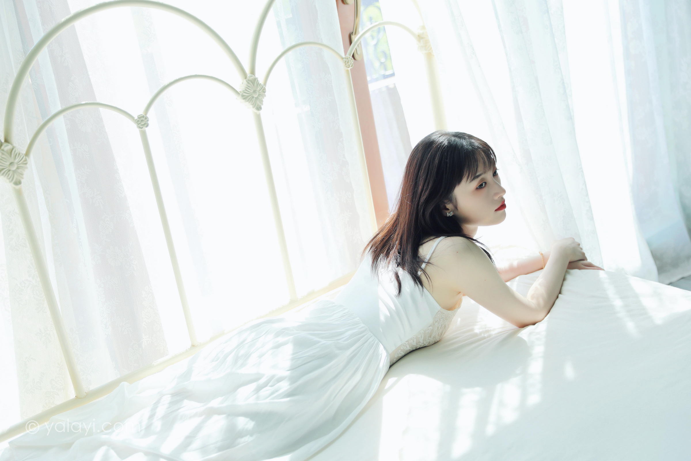 [YALAYI雅拉伊]2022.07.16 唤 京京 白色吊带蕾丝连衣裙居家清纯写真集第13张
