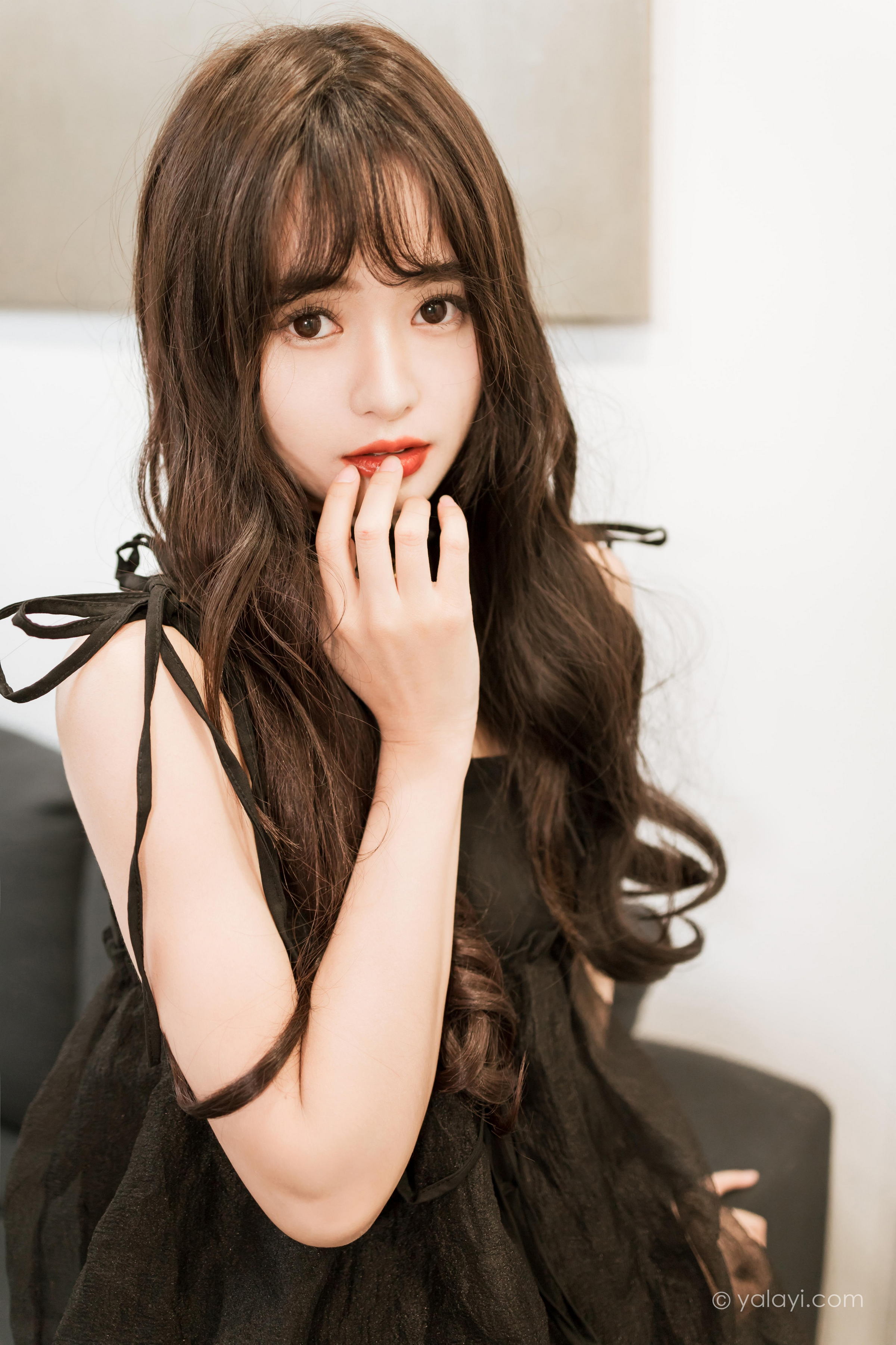 [YALAYI雅拉伊]2022.09.30 给你幸福 小亭 黑色吊带连衣裙加黑丝美腿性感写真集第2张