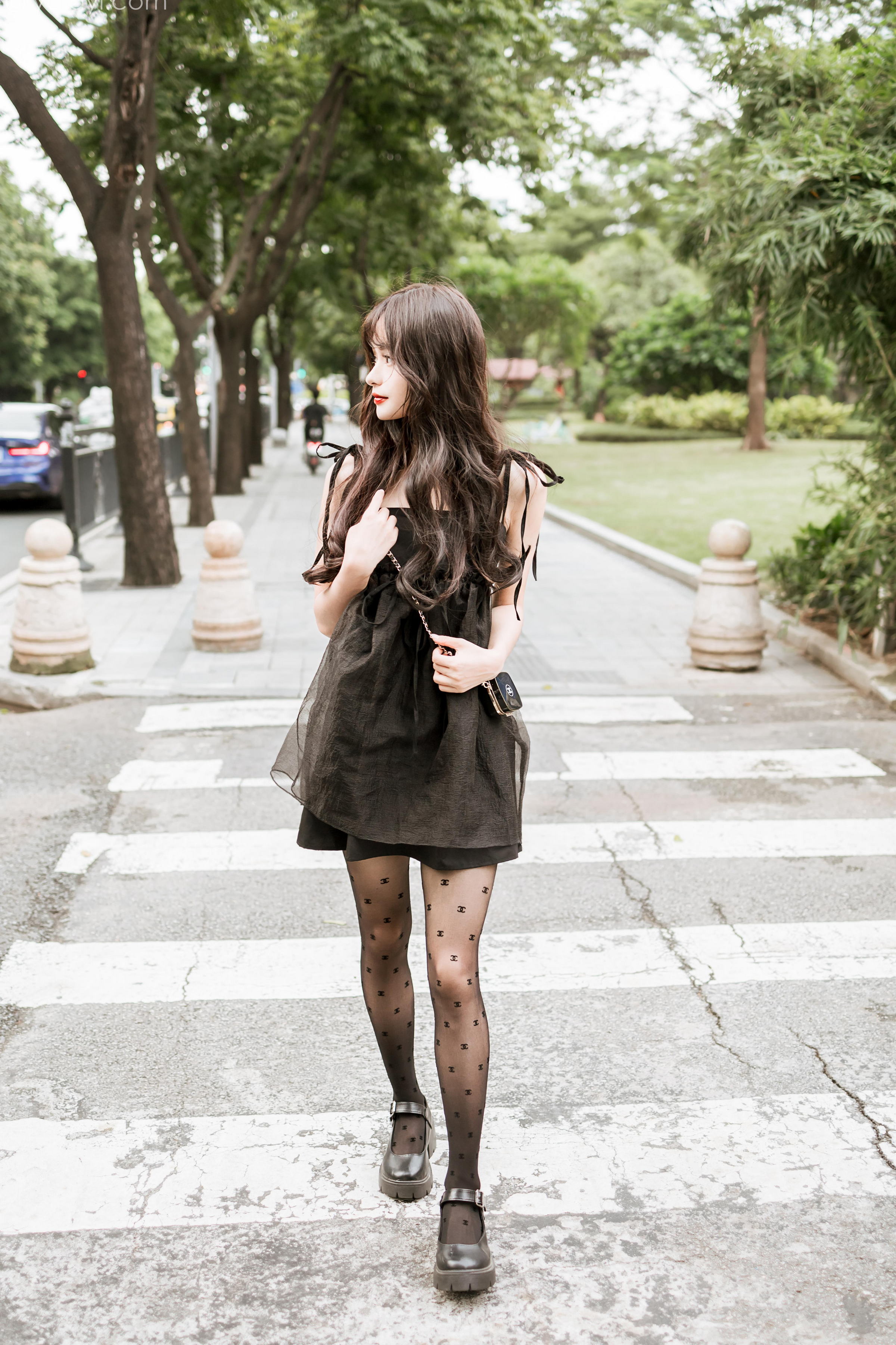 [YALAYI雅拉伊]2022.09.30 给你幸福 小亭 黑色吊带连衣裙加黑丝美腿性感写真集第10张