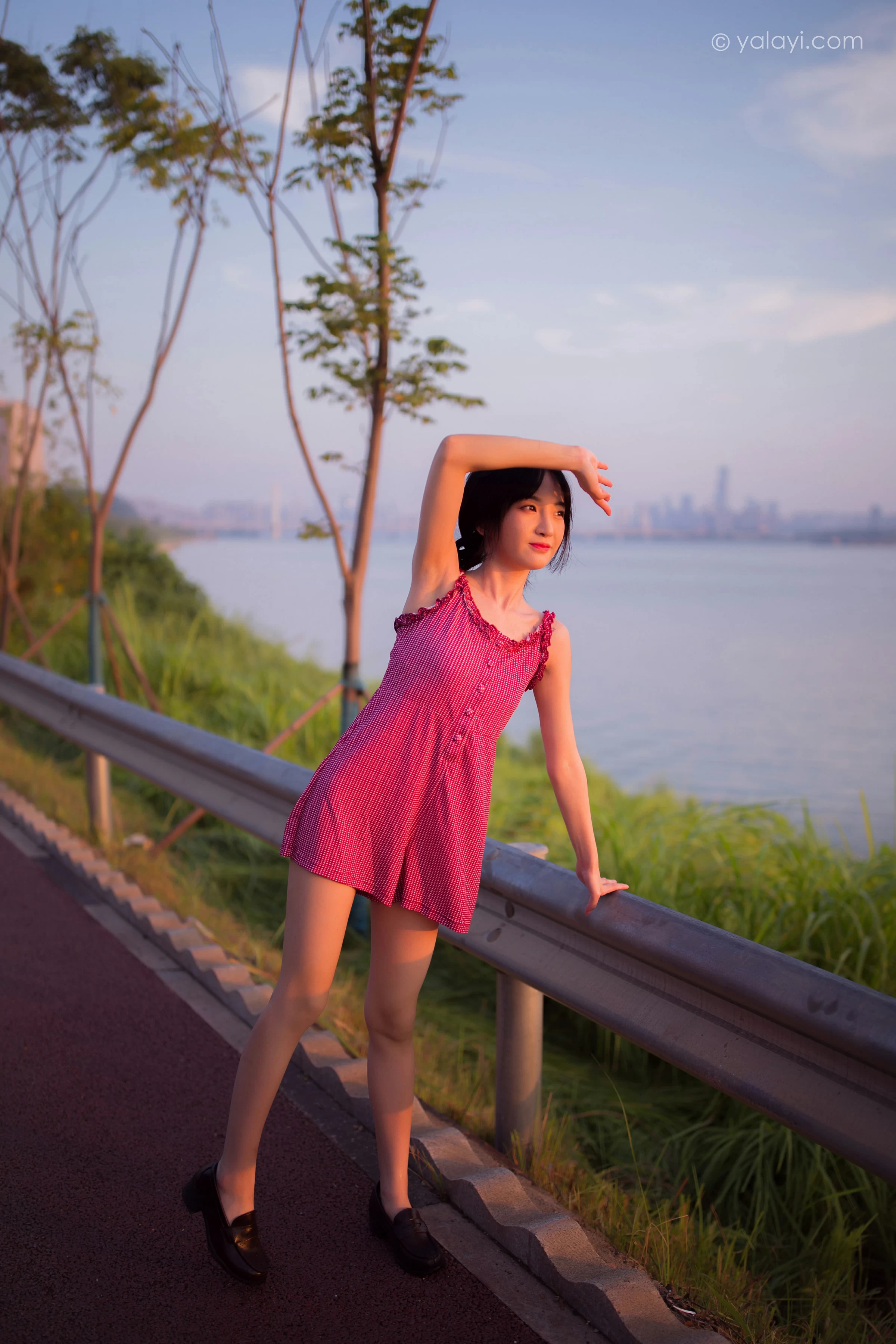 [YALAYI雅拉伊]NO.702 《暮色》 落落 粉色吊带连体短裤清纯私房写真集第3张