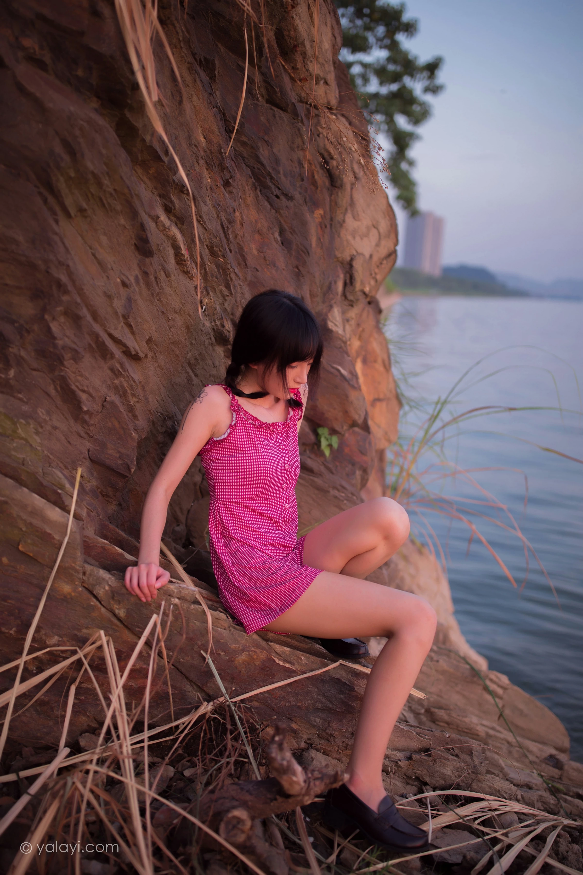 [YALAYI雅拉伊]NO.702 《暮色》 落落 粉色吊带连体短裤清纯私房写真集第10张