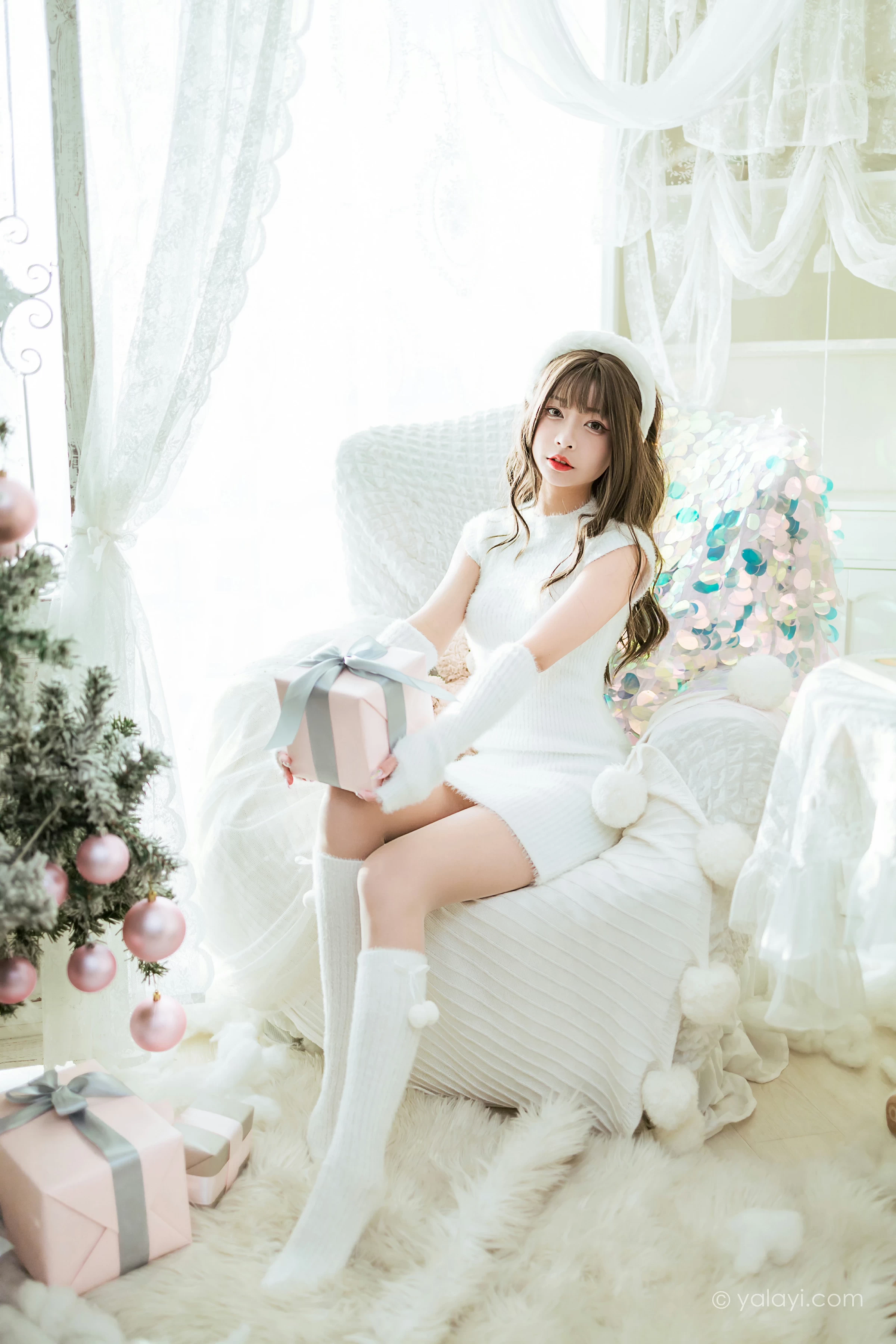 [YALAYI雅拉伊]2021.12.17 圣诞礼物 阿禾 白色毛衣裙加白色绵袜居家私房写真集第1张