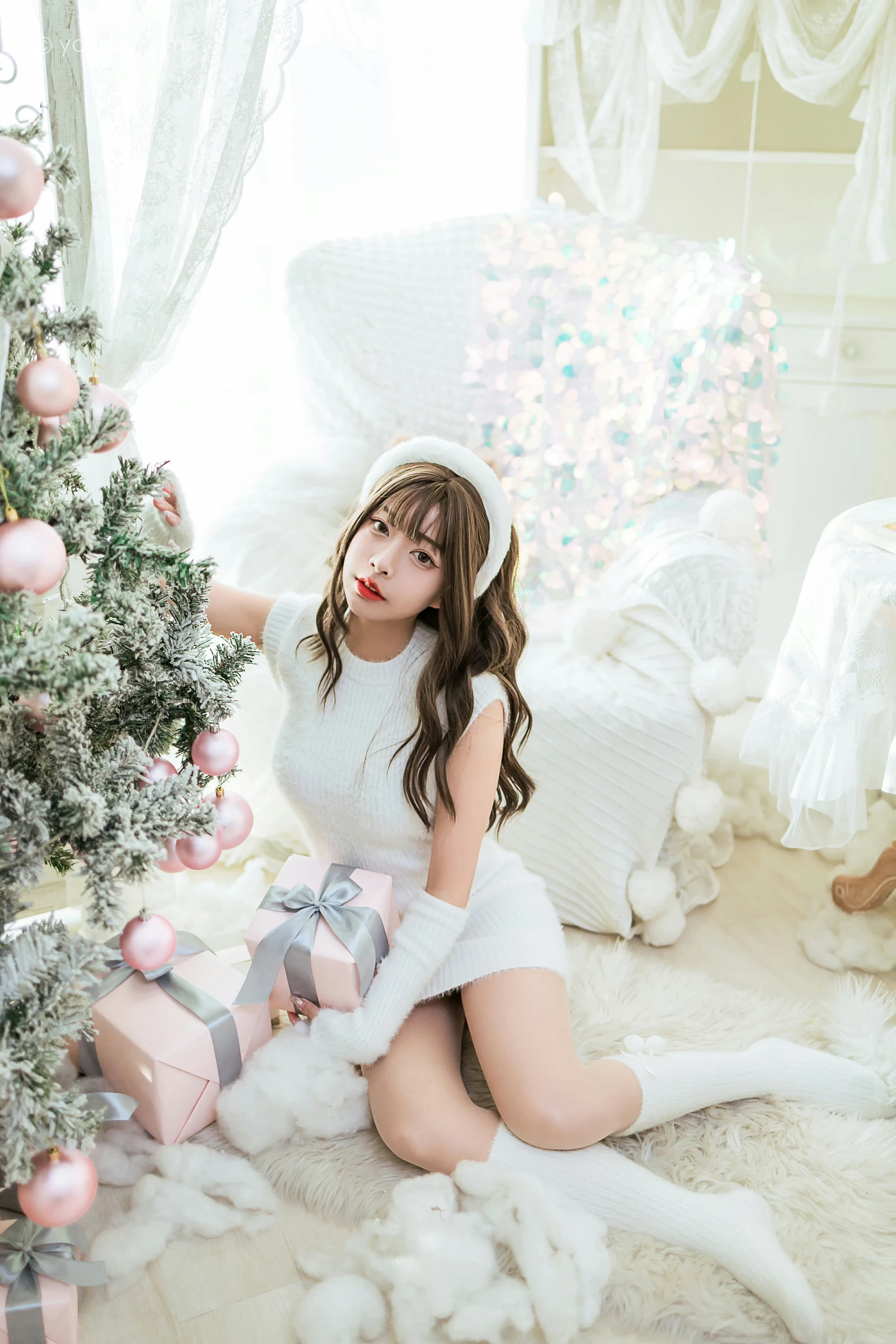 [YALAYI雅拉伊]2021.12.17 圣诞礼物 阿禾 白色毛衣裙加白色绵袜居家私房写真集第8张
