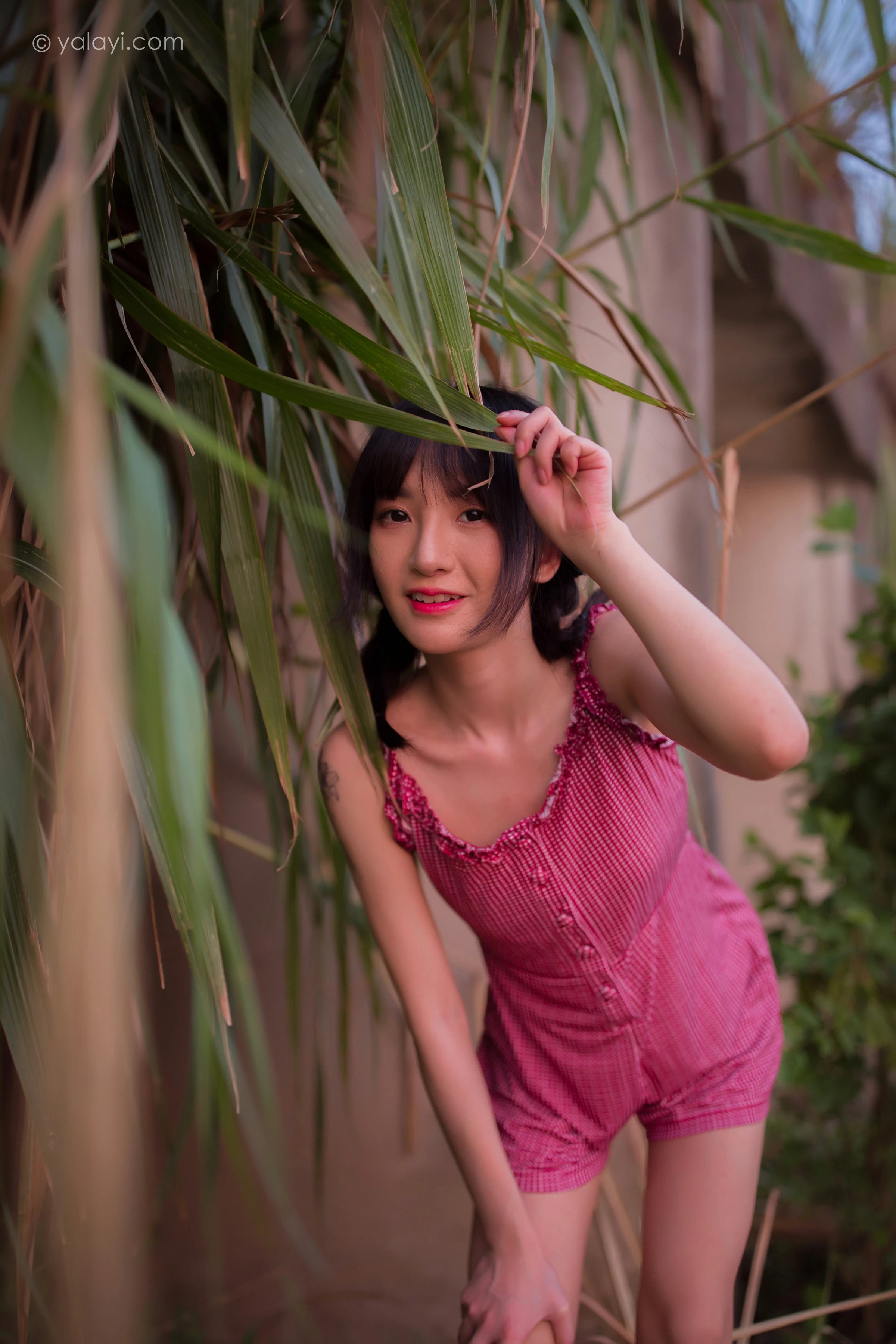 [YALAYI雅拉伊]NO.702 《暮色》 落落 粉色吊带连体短裤清纯私房写真集第13张