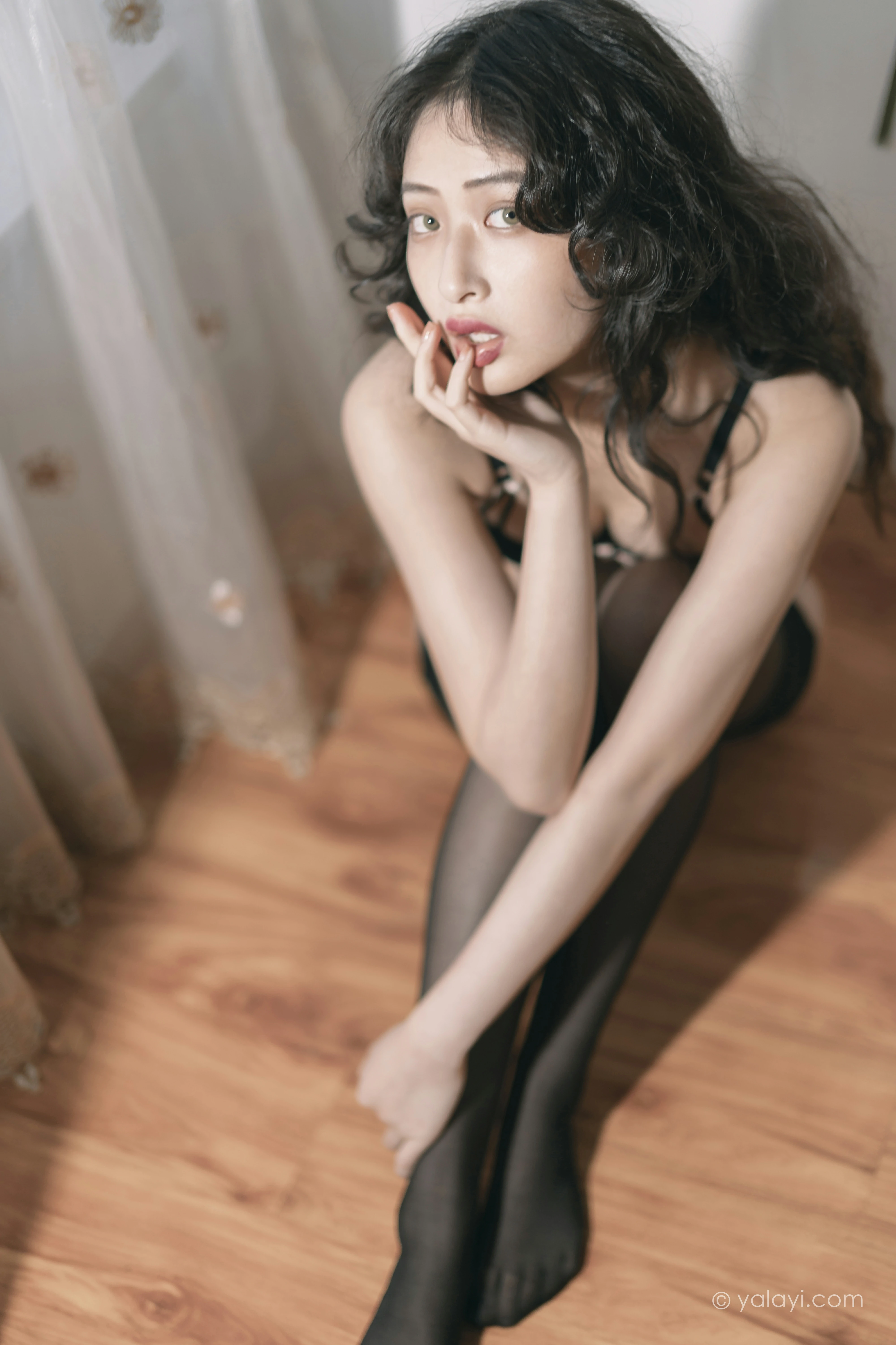 [YALAYI雅拉伊]NO.842 黑蝴蝶 西子 黑色蕾丝内衣加黑丝美腿性感私房写真集第10张