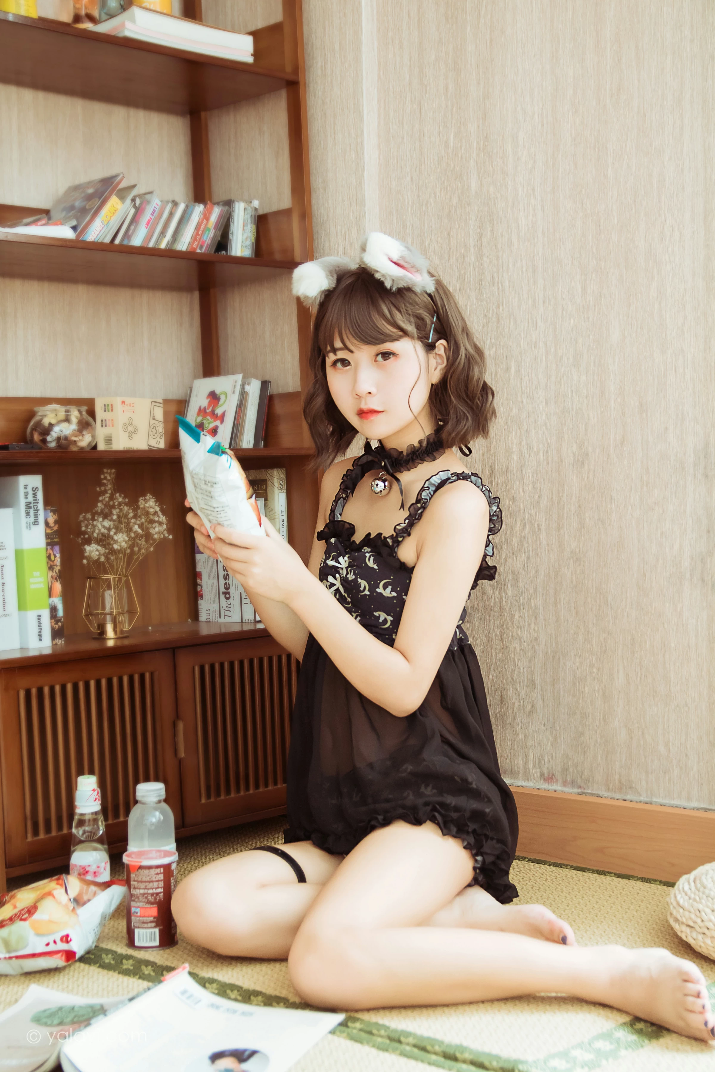 [YALAYI雅拉伊]NO.735 《就想赖着你》 甜酱吖 黑色透视情趣内衣性感私房写真集第3张