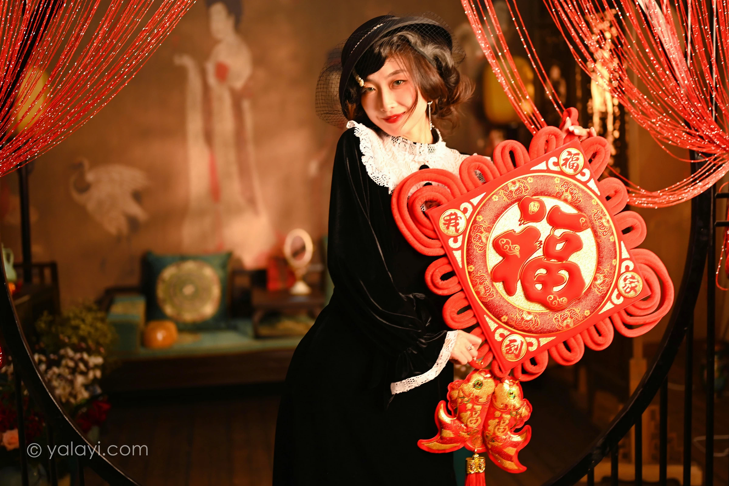 [YALAYI雅拉伊]2022.01.15 莫忘我 佳佳 黑色蕾丝镂空礼服裙性感私房写真集第7张