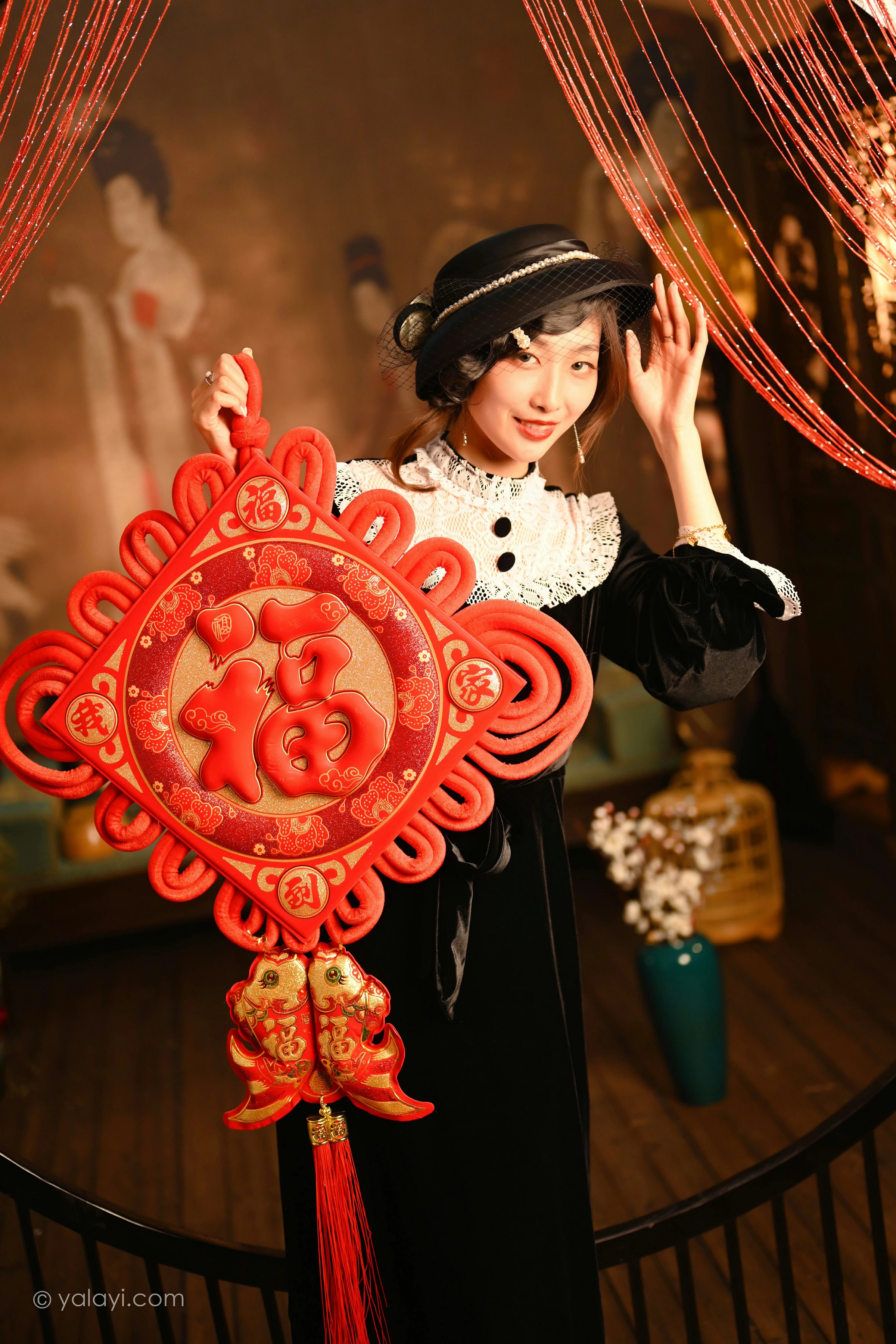 [YALAYI雅拉伊]2022.01.15 莫忘我 佳佳 黑色蕾丝镂空礼服裙性感私房写真集第7张