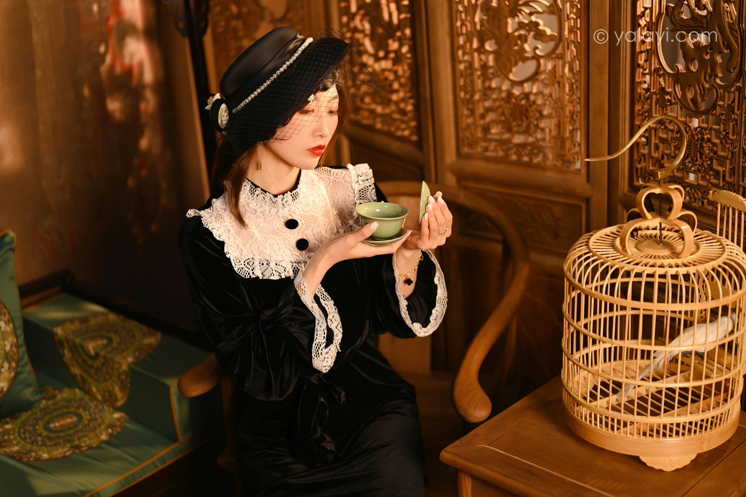 [YALAYI雅拉伊]2022.01.15 莫忘我 佳佳 黑色蕾丝镂空礼服裙性感私房写真集第12张