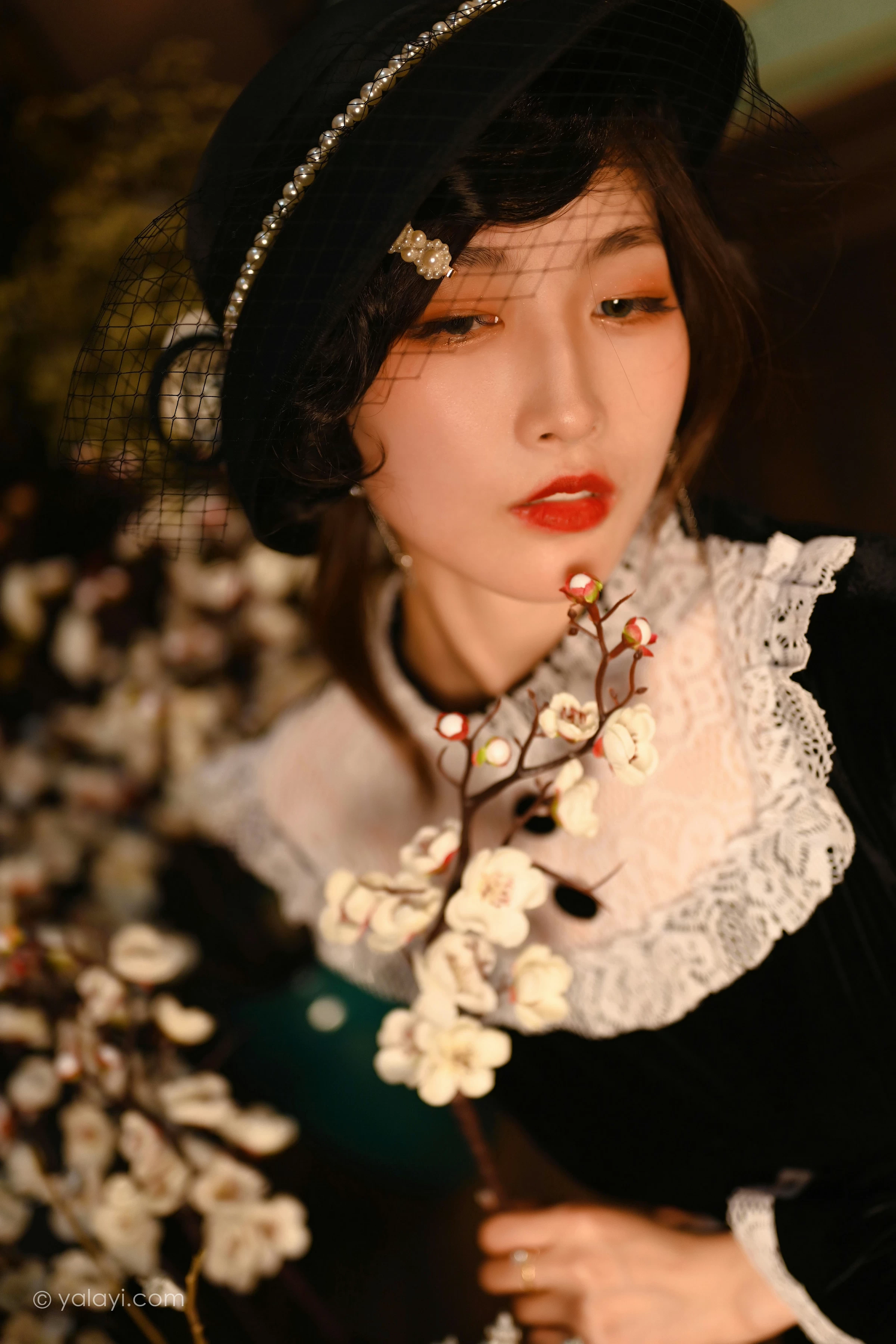 [YALAYI雅拉伊]2022.01.15 莫忘我 佳佳 黑色蕾丝镂空礼服裙性感私房写真集第12张