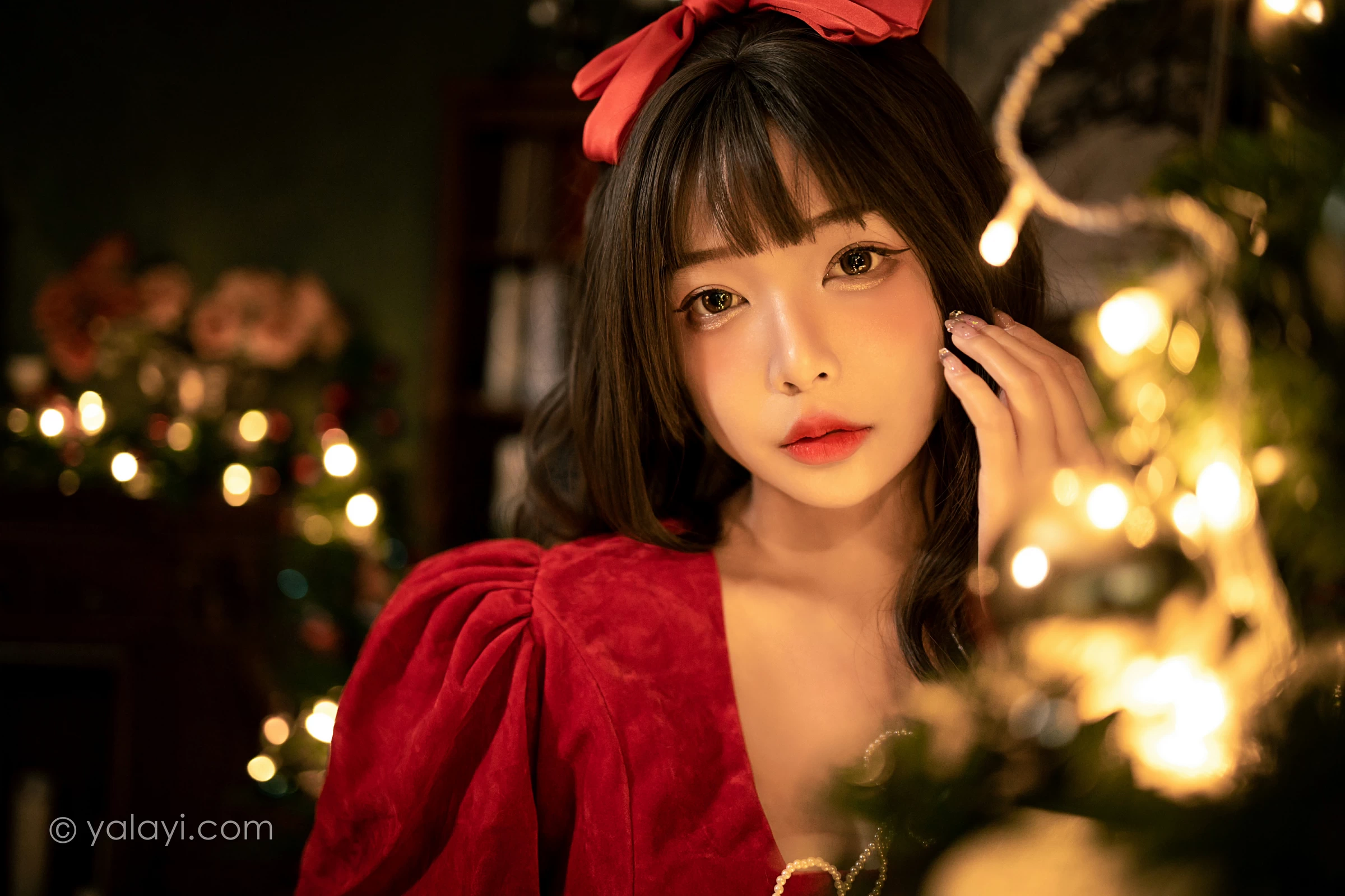[YALAYI雅拉伊]2021.12.20 快乐圣诞 阿禾 红色休闲连衣裙加白色绵袜居家私房写真集第3张