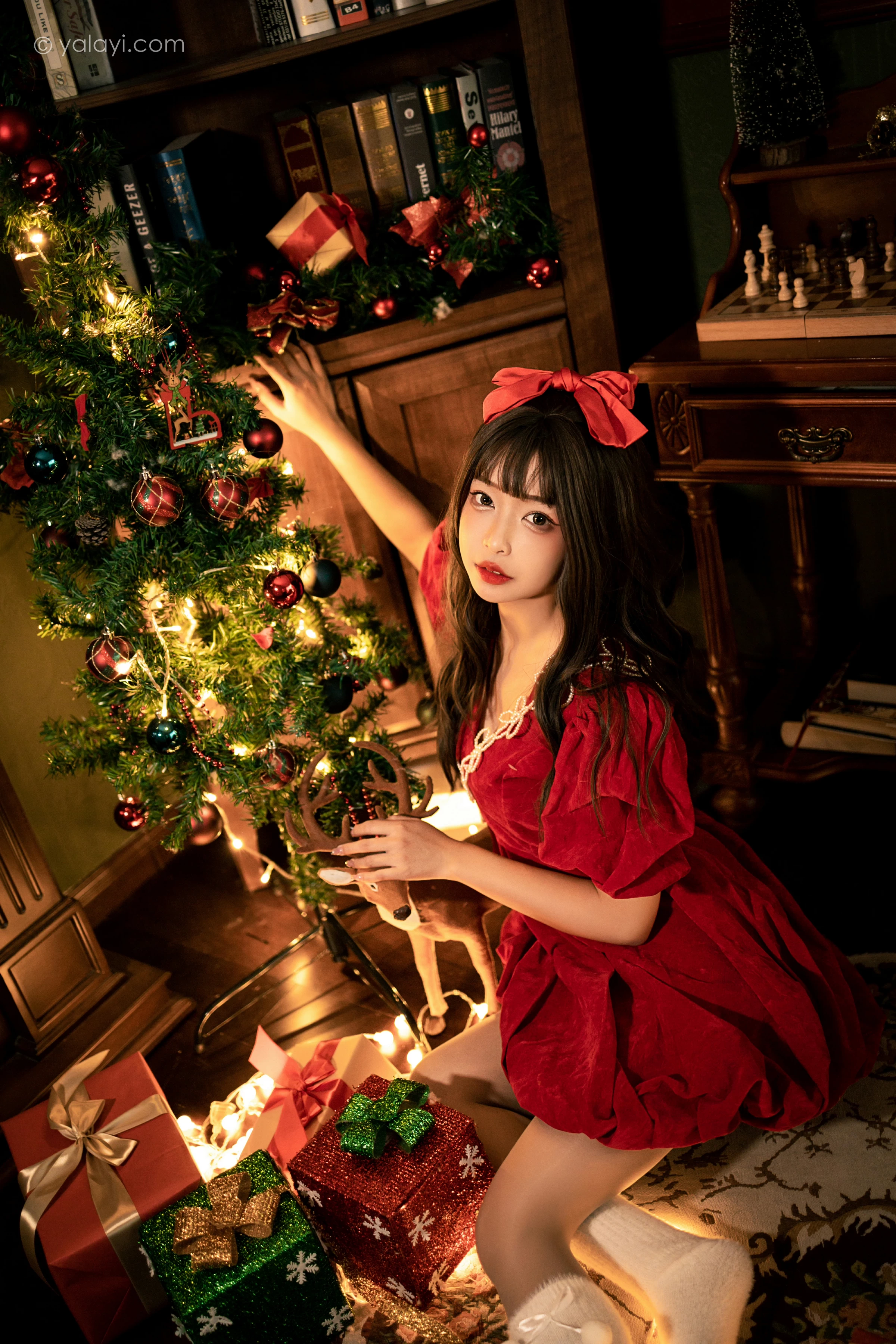 [YALAYI雅拉伊]2021.12.20 快乐圣诞 阿禾 红色休闲连衣裙加白色绵袜居家私房写真集第8张
