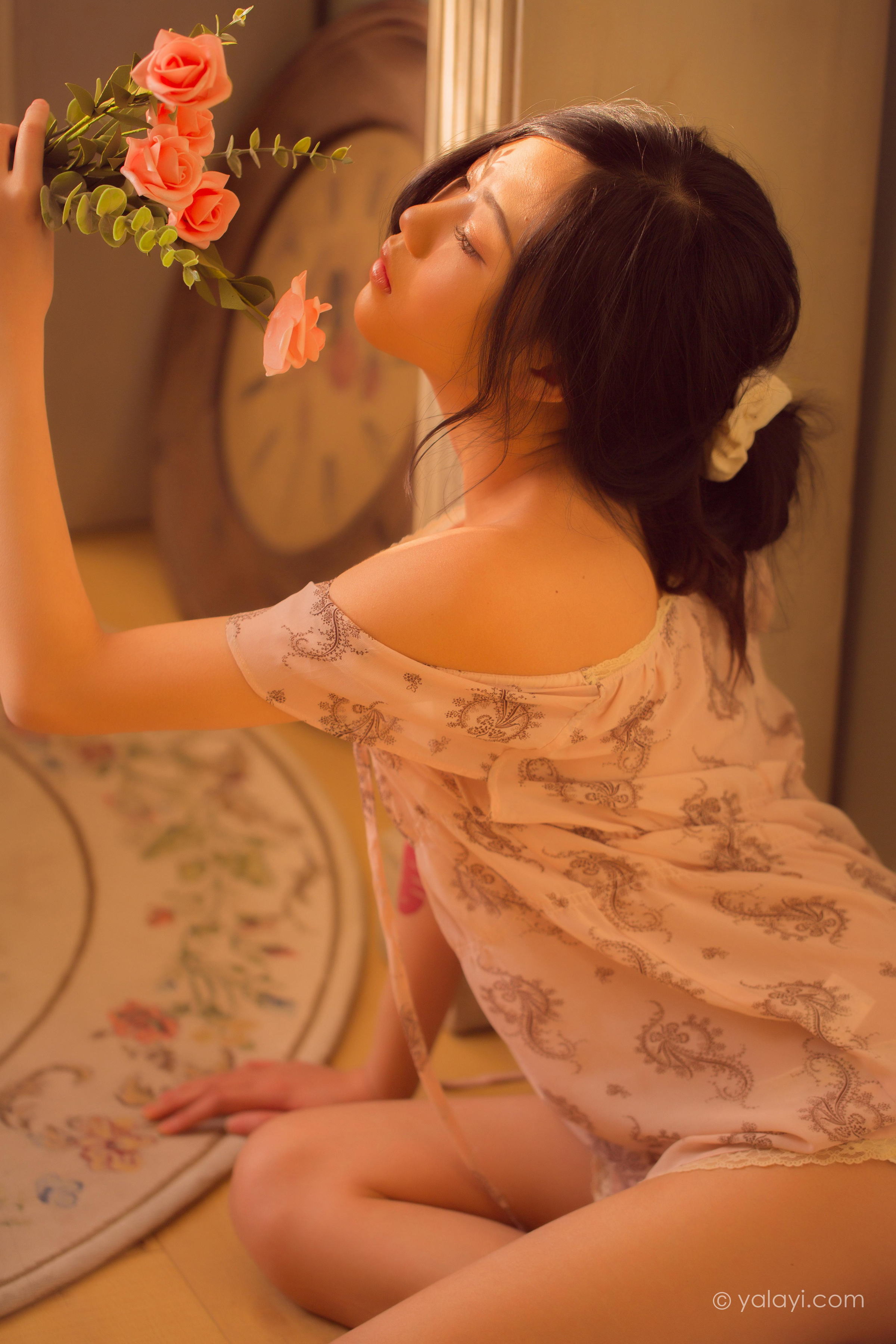 [YALAYI雅拉伊]2022.08.01 暂时的花儿 橘子 白色透视抹胸连衣裙居家性感私房写真集第13张