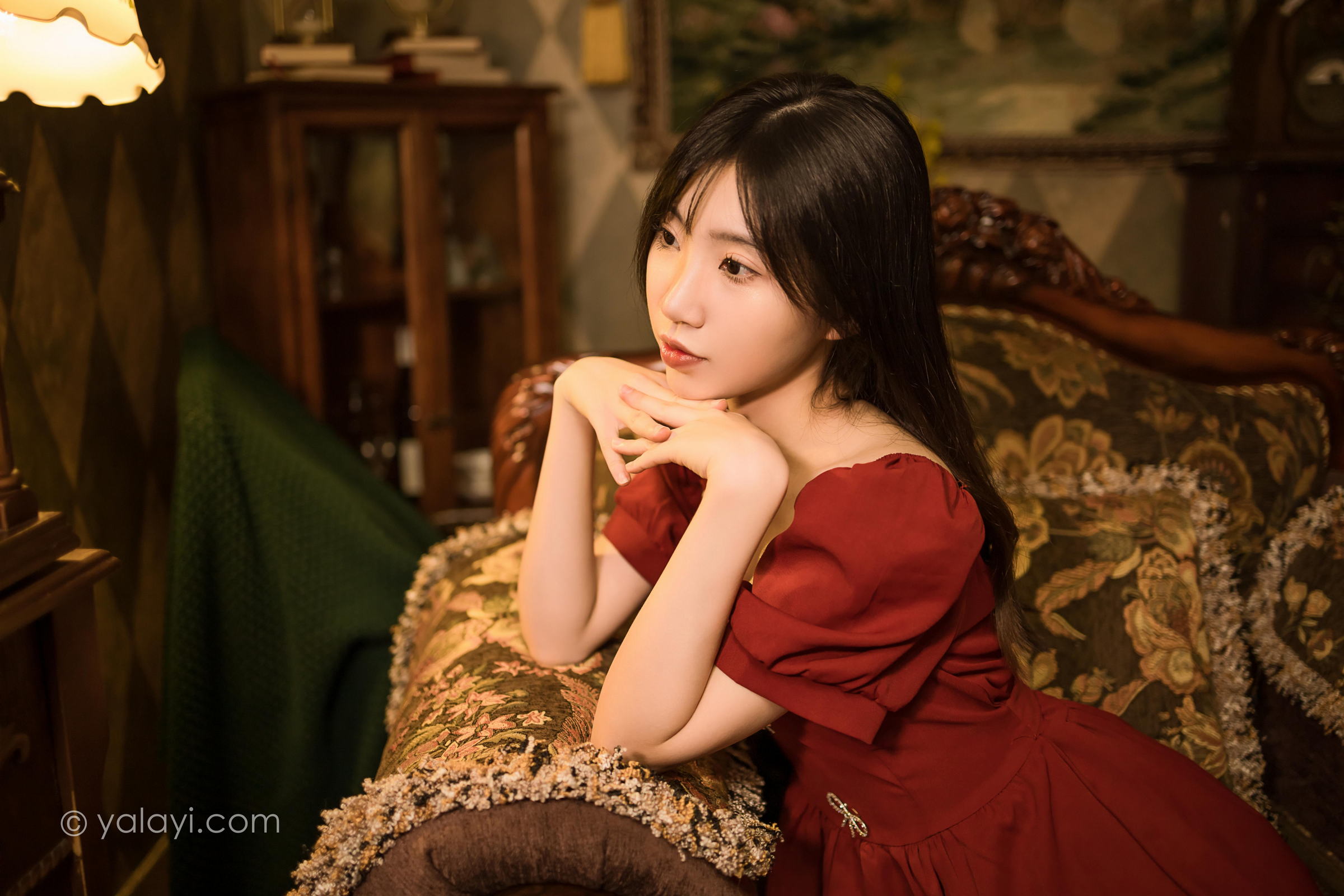 [YALAYI雅拉伊]2022.07.24 永不凋零 小乔 红色短袖连衣裙居家清纯写真集第7张