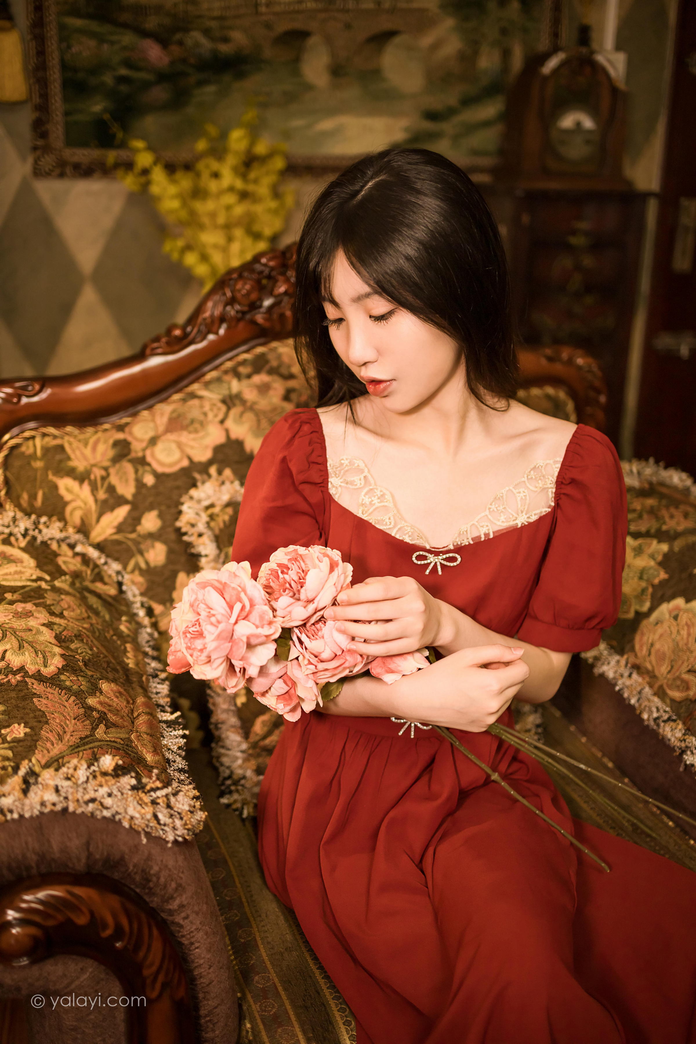 [YALAYI雅拉伊]2022.07.24 永不凋零 小乔 红色短袖连衣裙居家清纯写真集第9张