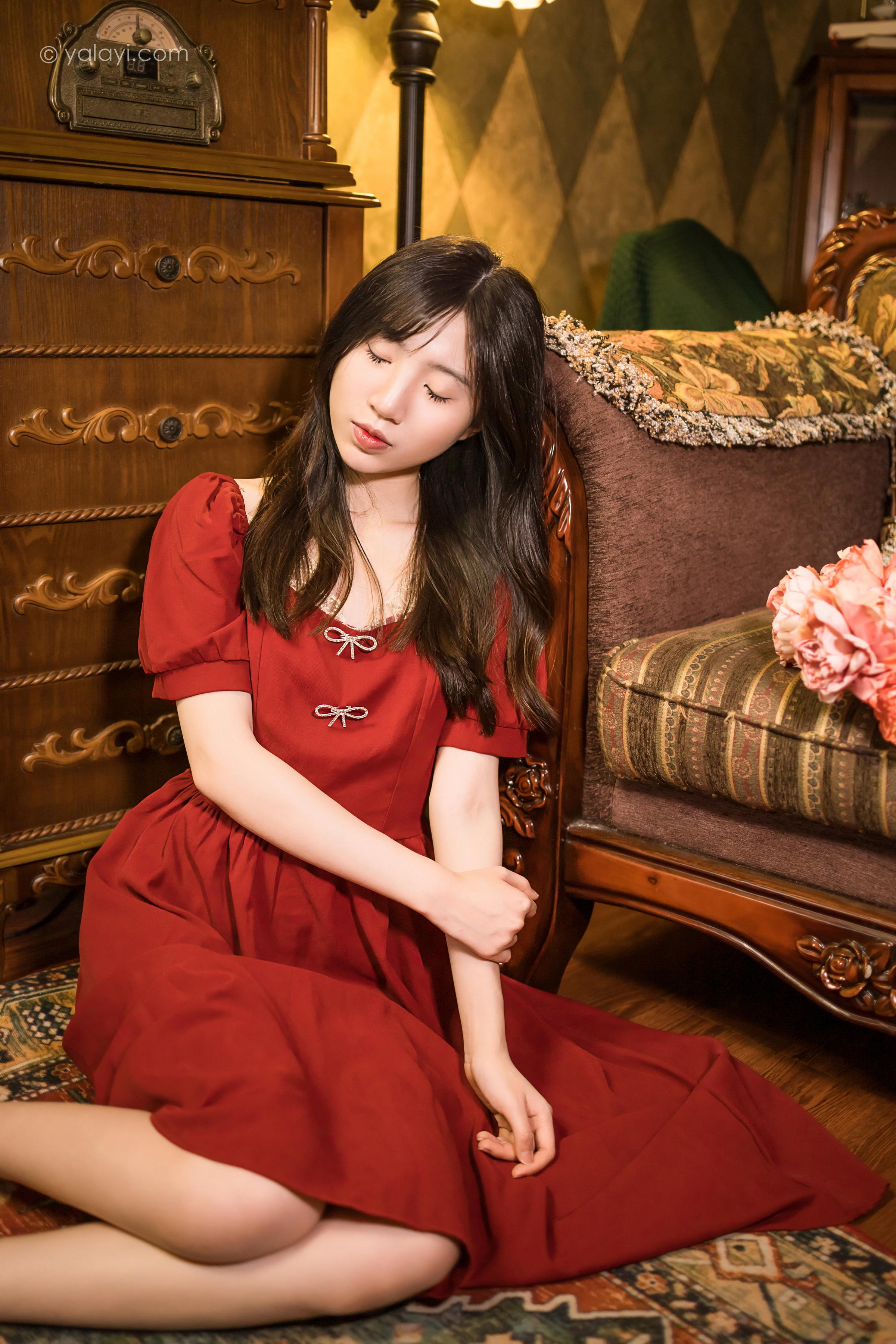 [YALAYI雅拉伊]2022.07.24 永不凋零 小乔 红色短袖连衣裙居家清纯写真集第12张