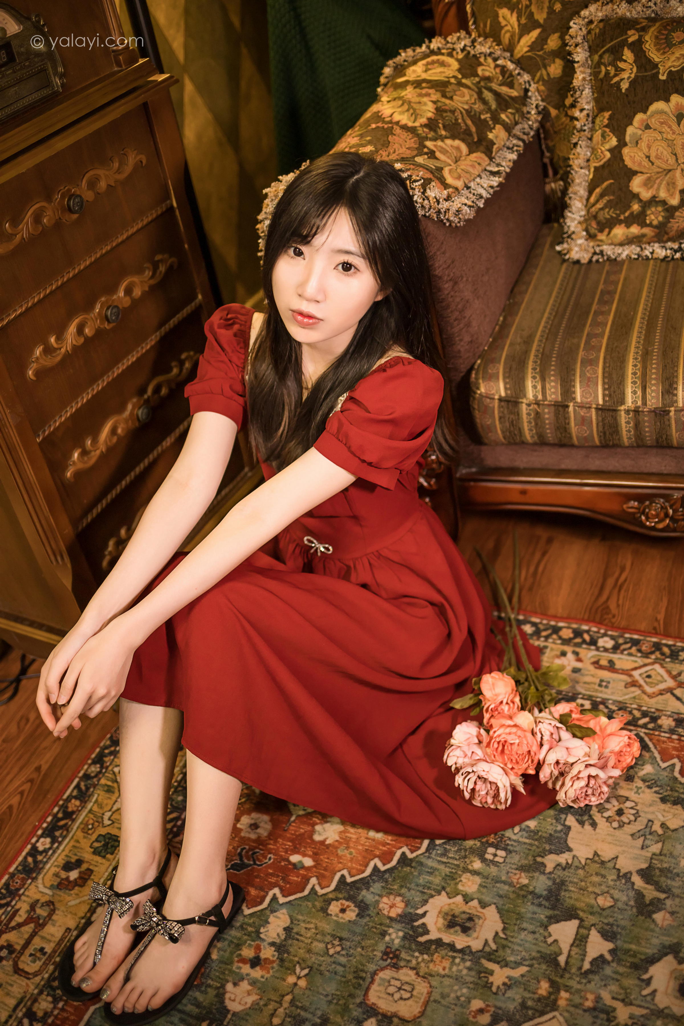 [YALAYI雅拉伊]2022.07.24 永不凋零 小乔 红色短袖连衣裙居家清纯写真集第13张