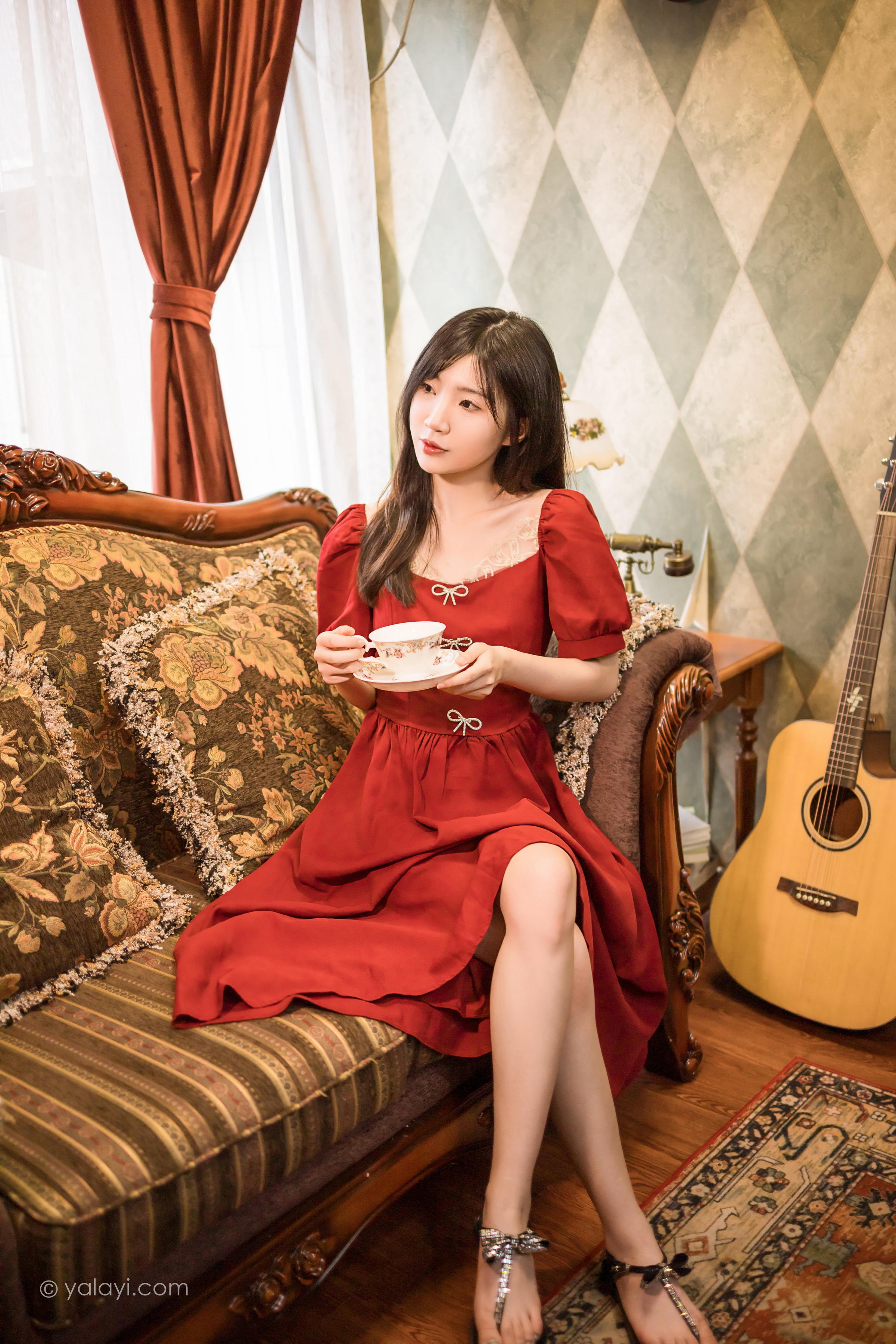 [YALAYI雅拉伊]2022.07.24 永不凋零 小乔 红色短袖连衣裙居家清纯写真集第5张