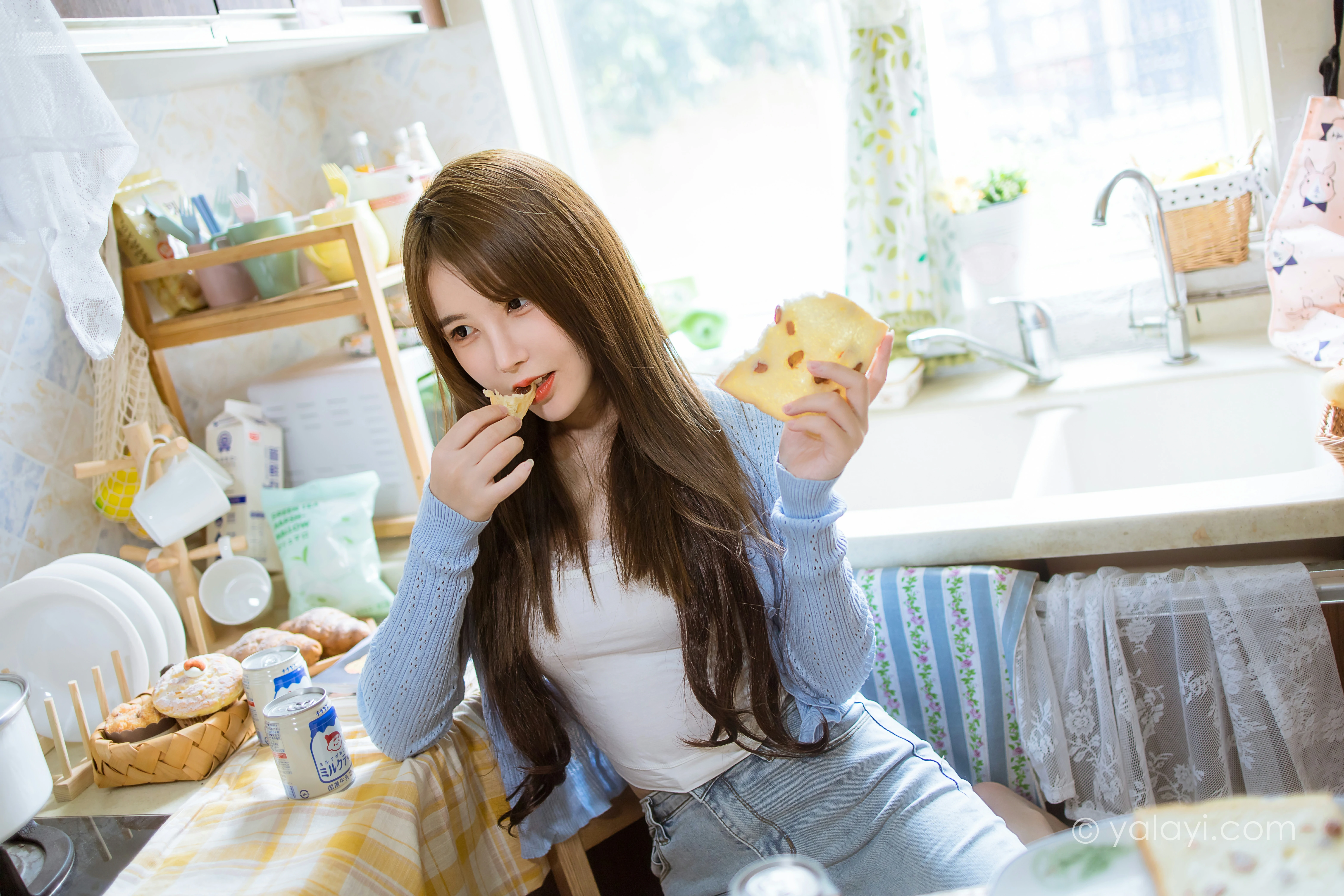 [YALAYI雅拉伊]NO.799 唯有美食不可辜负 钰慧 白色性感小背心加紧身牛仔裤写真集第5张