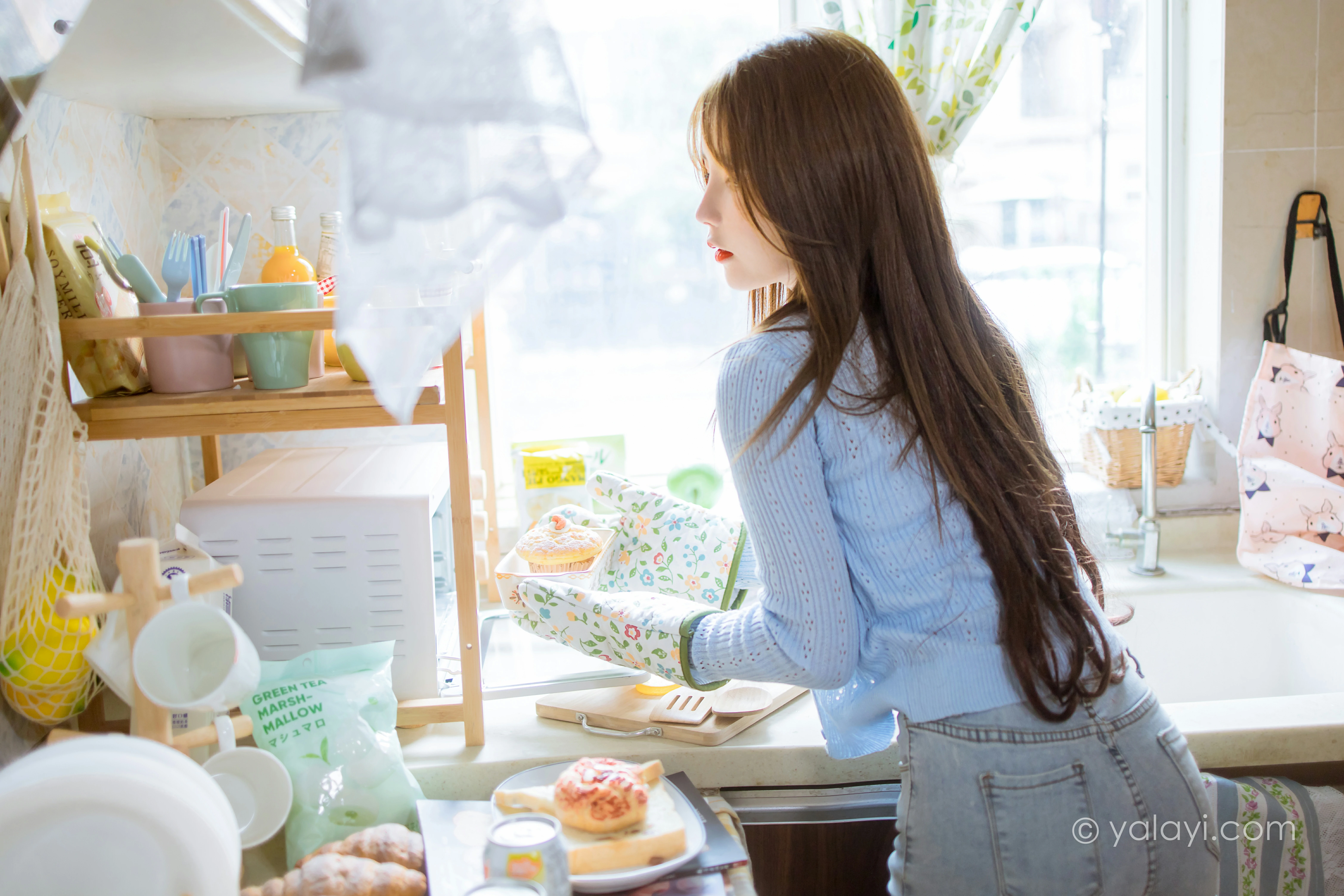 [YALAYI雅拉伊]NO.799 唯有美食不可辜负 钰慧 白色性感小背心加紧身牛仔裤写真集第8张