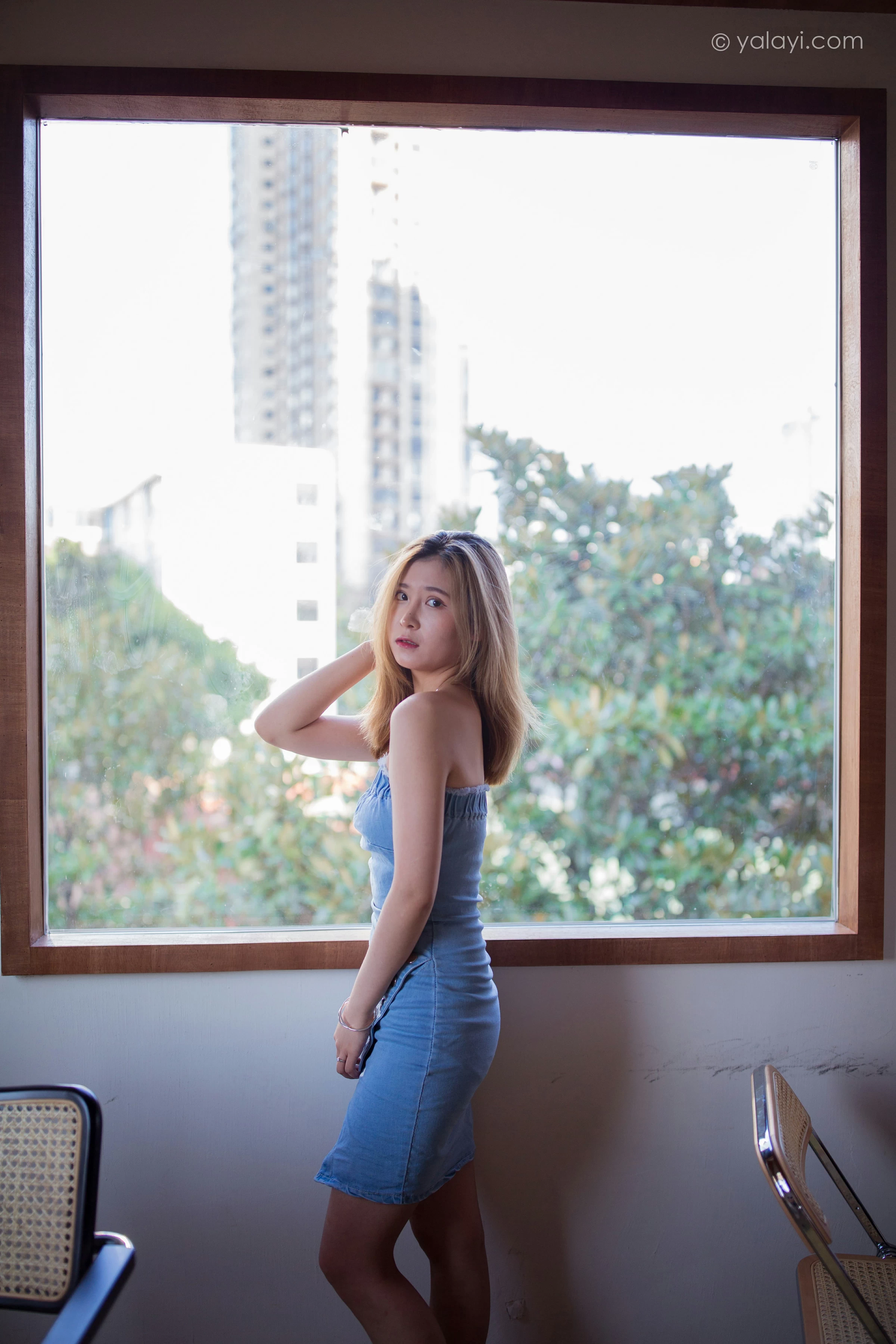 [YALAYI雅拉伊]NO.703 《那时在午后》 梦涵 牛仔抹胸连衣裙居家私房写真集第8张