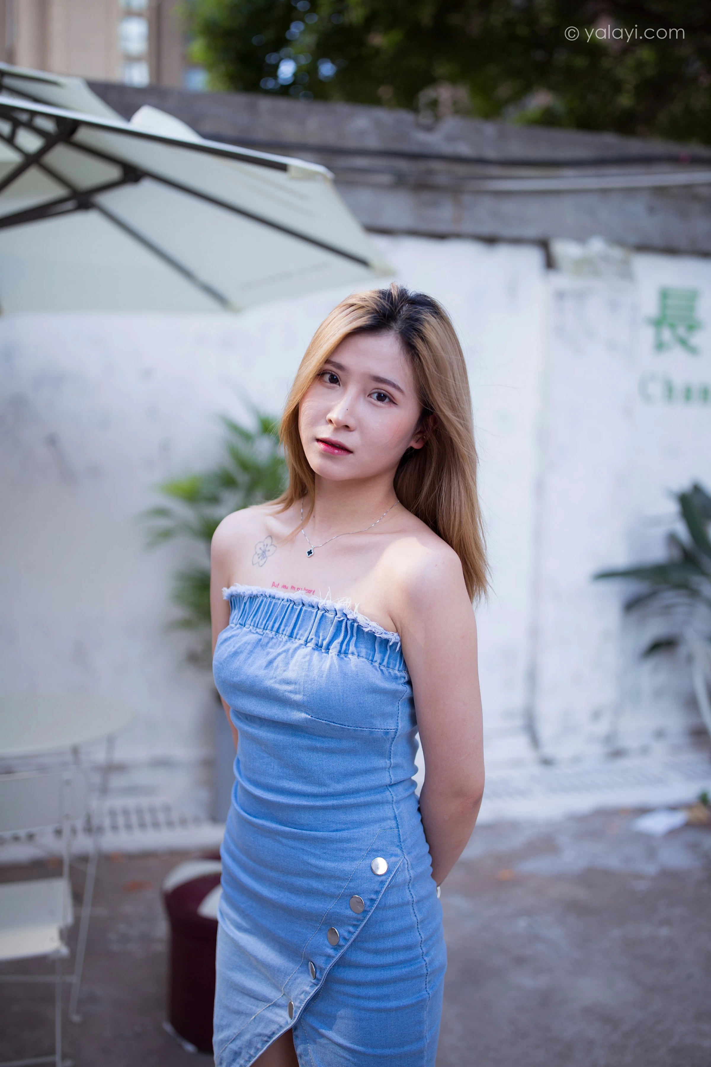 [YALAYI雅拉伊]NO.703 《那时在午后》 梦涵 牛仔抹胸连衣裙居家私房写真集第12张