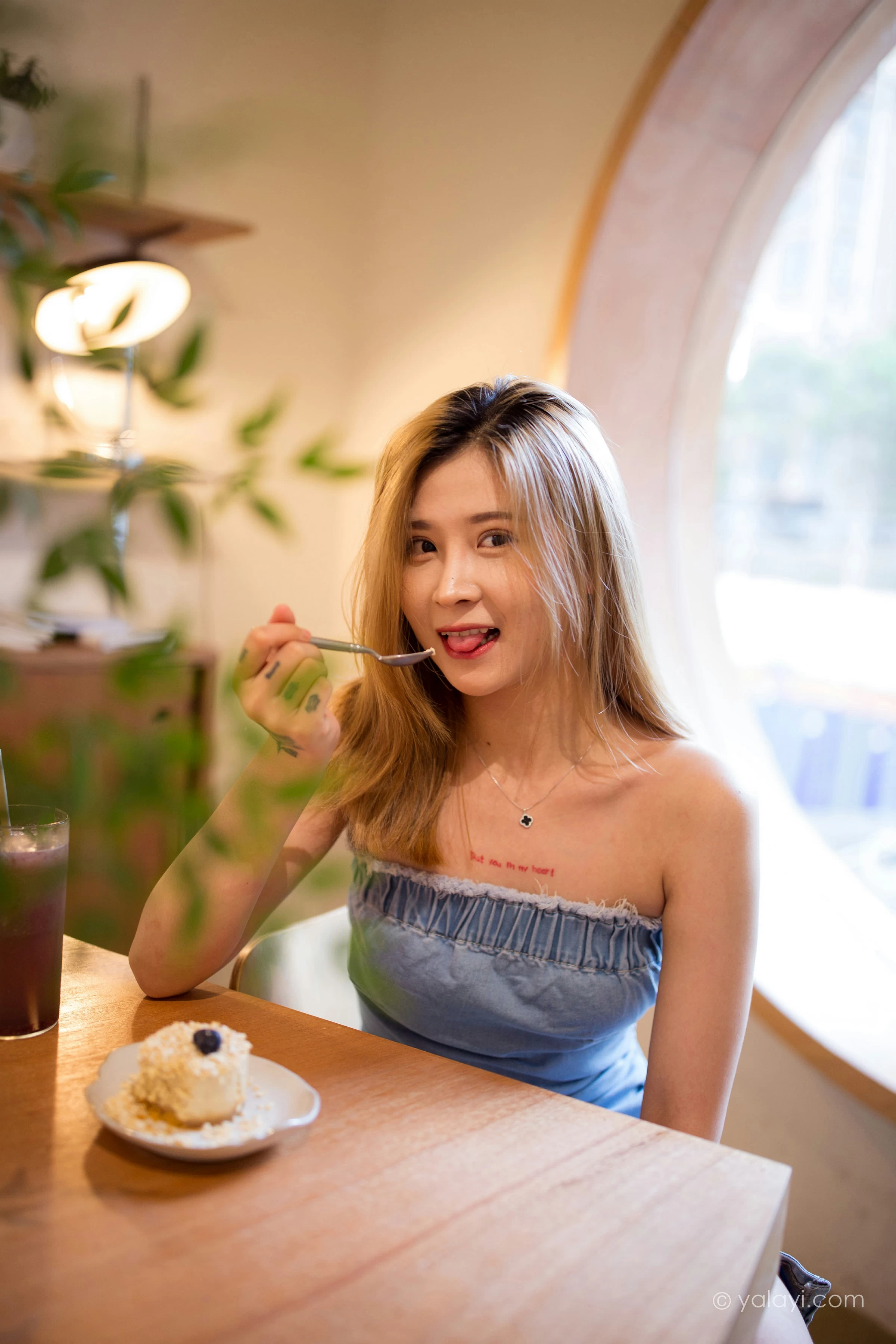 [YALAYI雅拉伊]NO.703 《那时在午后》 梦涵 牛仔抹胸连衣裙居家私房写真集第15张