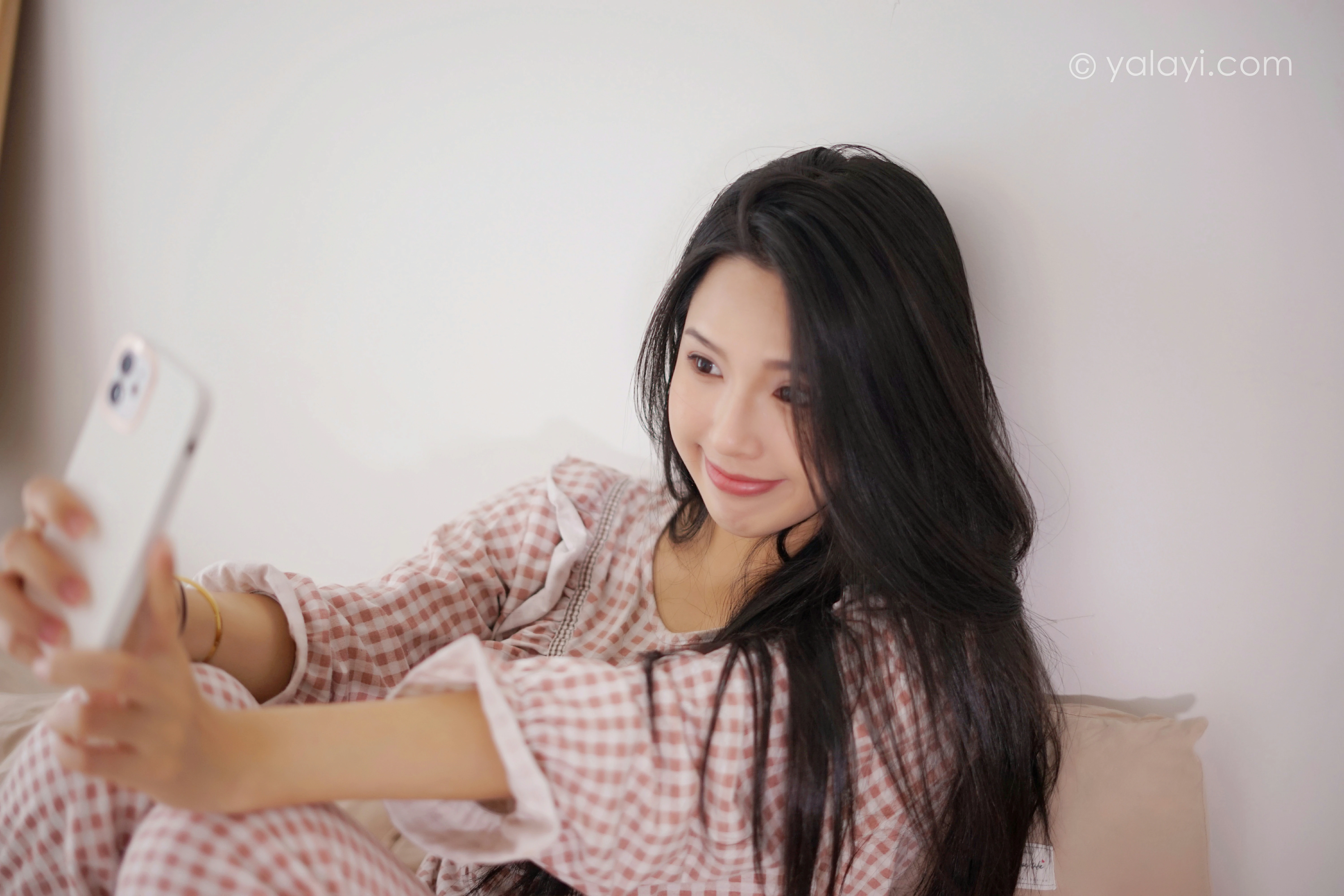 [YALAYI雅拉伊]NO.843 在家千日好 溪若 粉色睡衣加睡裤清纯可爱私房写真集第6张