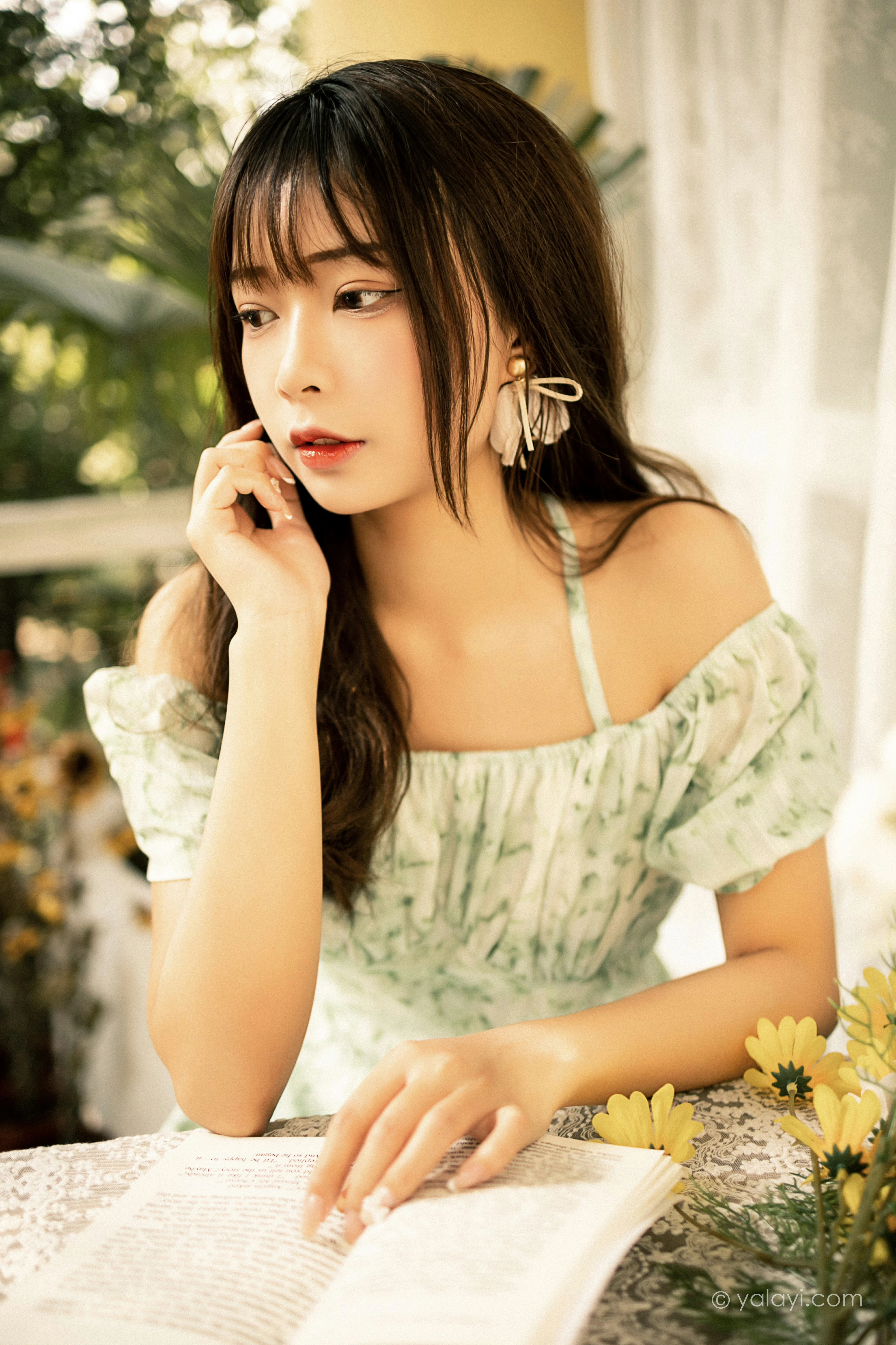 [YALAYI雅拉伊]NO.813 惬意时光 阿禾 白色碎花连衣裙公园写真集第3张