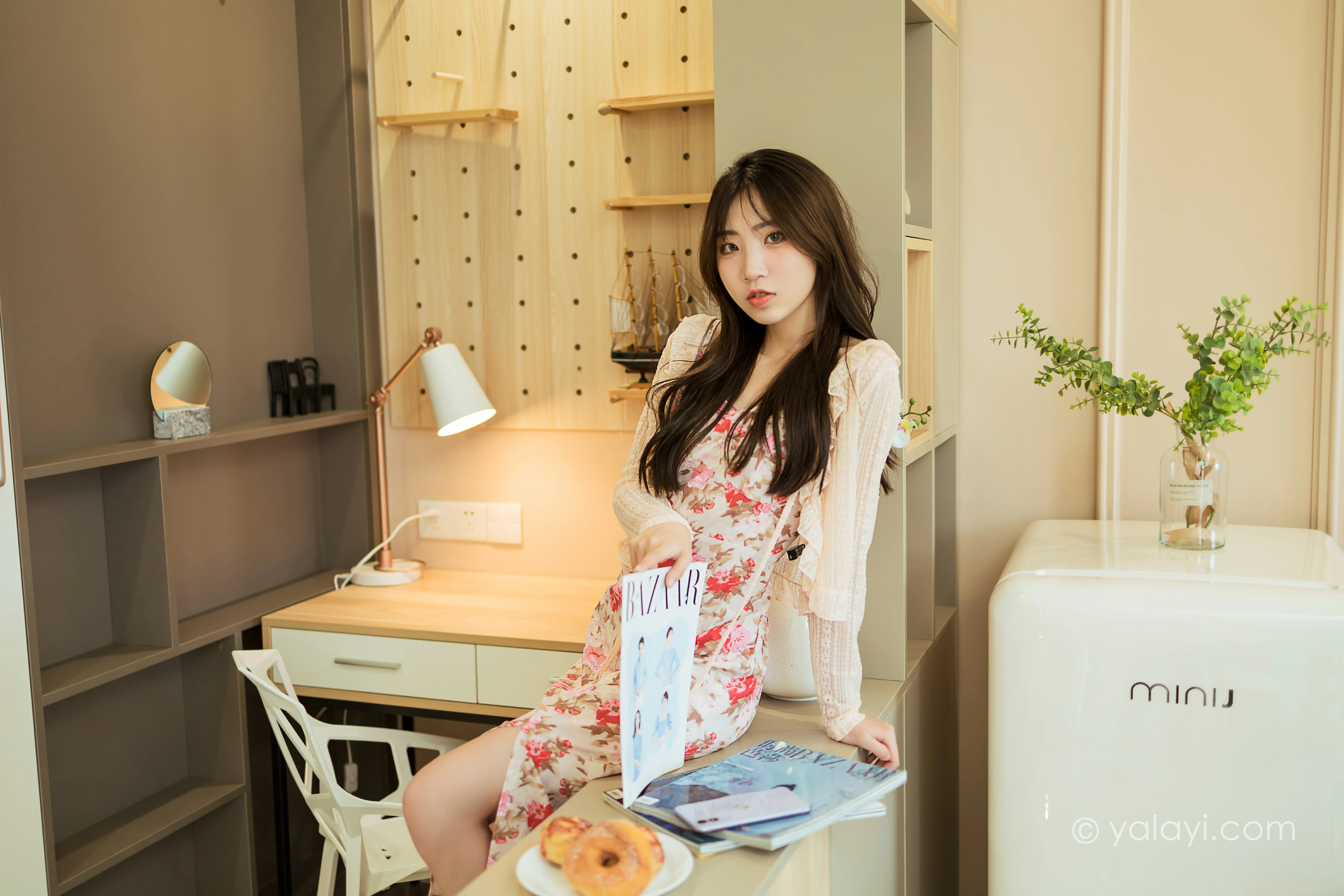 [YALAYI雅拉伊]NO.800 下午茶 小乔 白色镂空外套与粉色吊带连衣裙居家写真集第1张