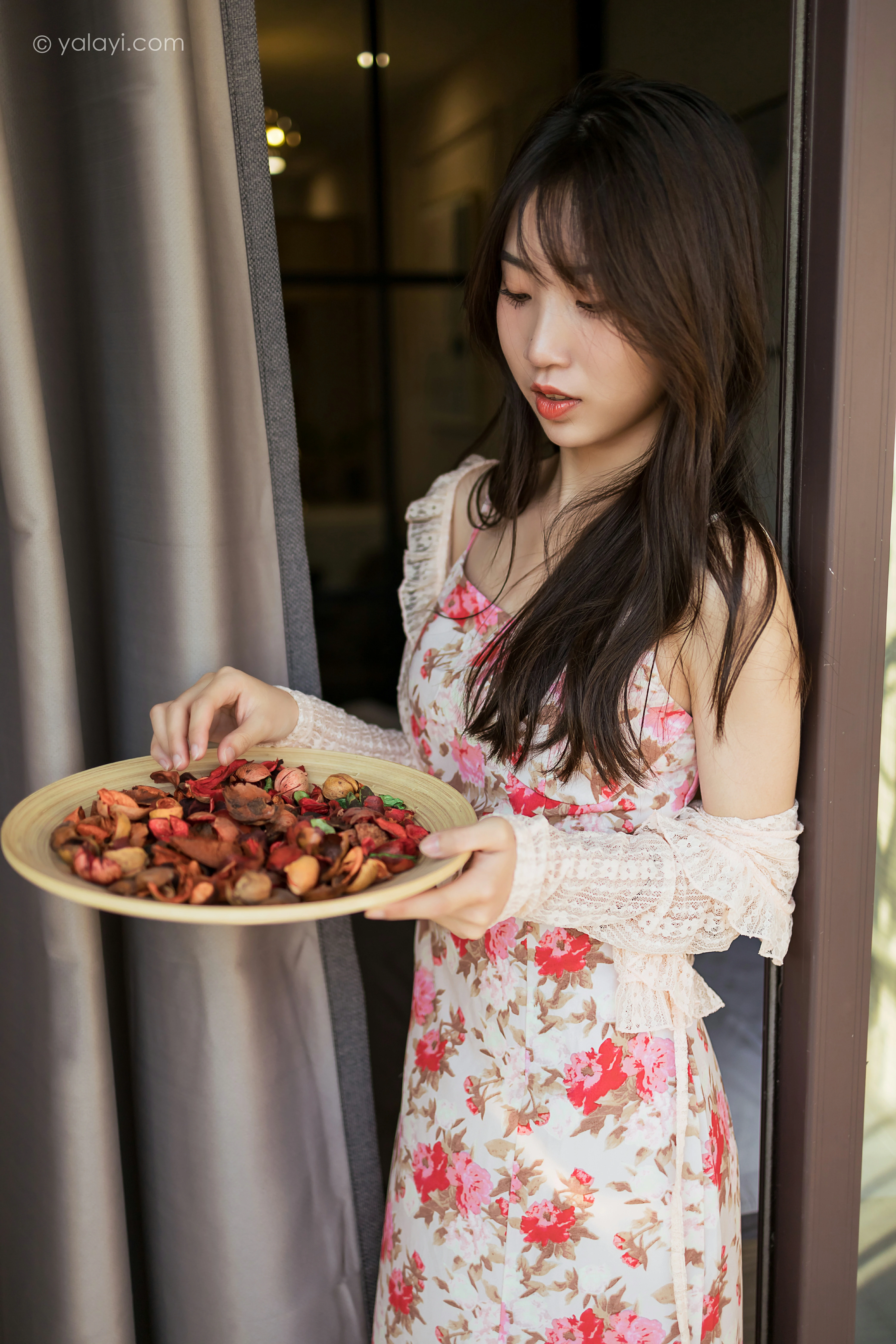 [YALAYI雅拉伊]NO.800 下午茶 小乔 白色镂空外套与粉色吊带连衣裙居家写真集第13张