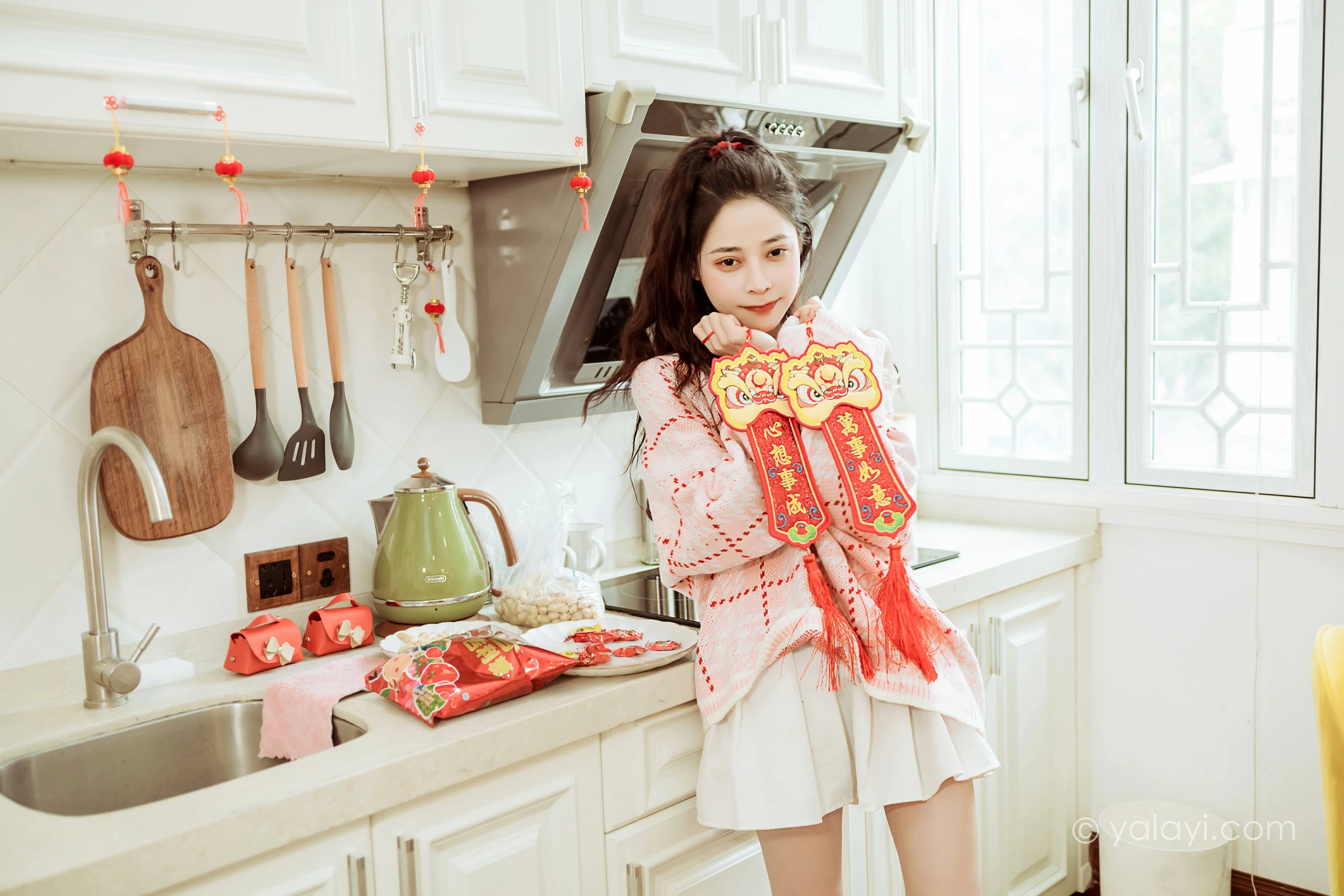 [YALAYI雅拉伊]2022.01.28 新的一年 诗咏 粉色镂空毛衣加白色短裙居家写真集第1张