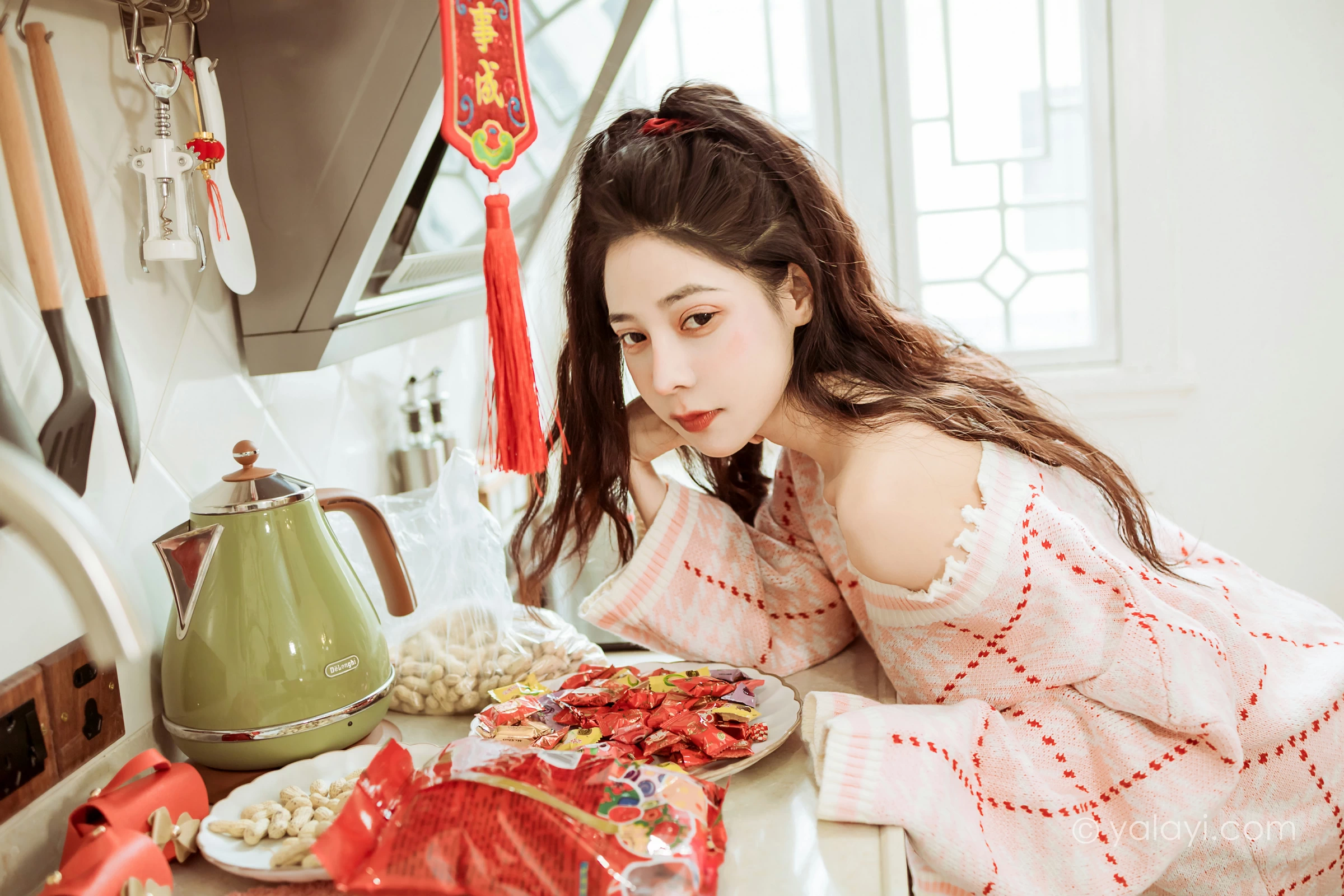 [YALAYI雅拉伊]2022.01.28 新的一年 诗咏 粉色镂空毛衣加白色短裙居家写真集第8张