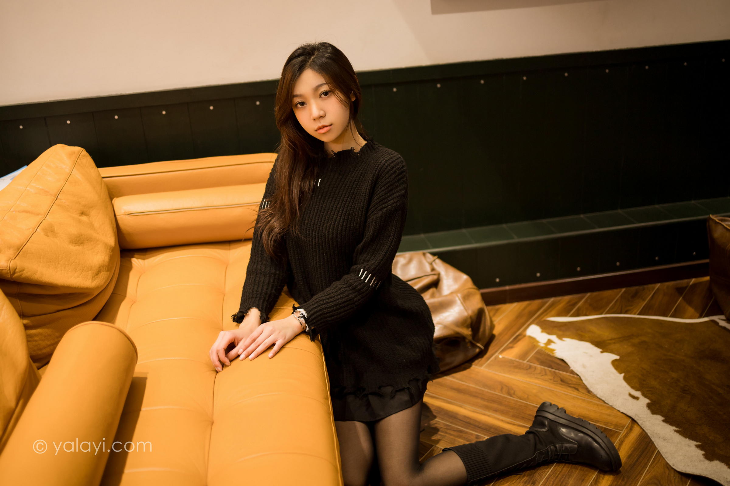 [YALAYI雅拉伊]2022.04.12 成长 梓瑶 黑色毛衣与短裙加黑丝美腿性感私房写真集第3张