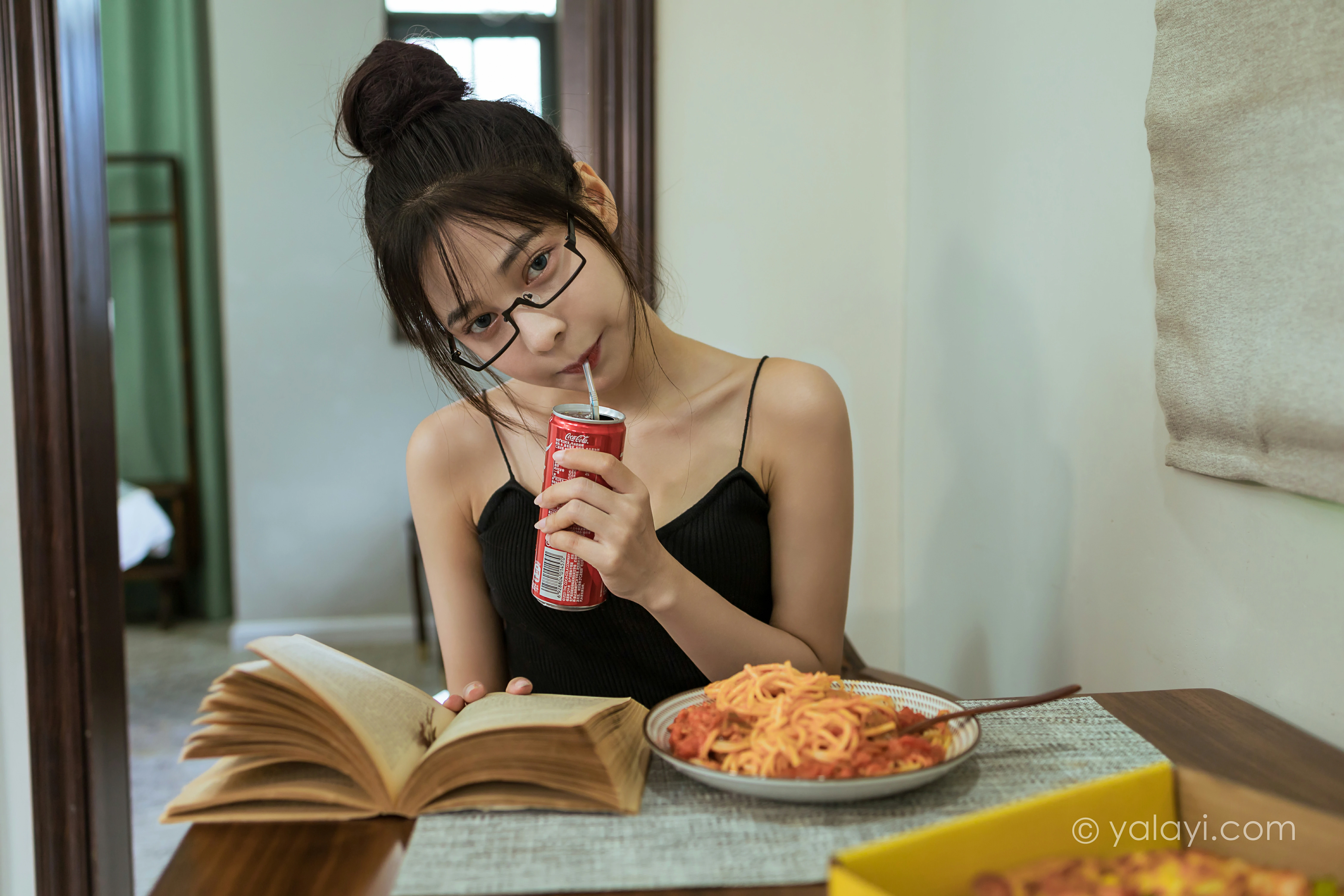 [YALAYI雅拉伊]NO.836 日常 诗咏 黑色性感小背心加牛仔热裤清纯可爱写真集第2张