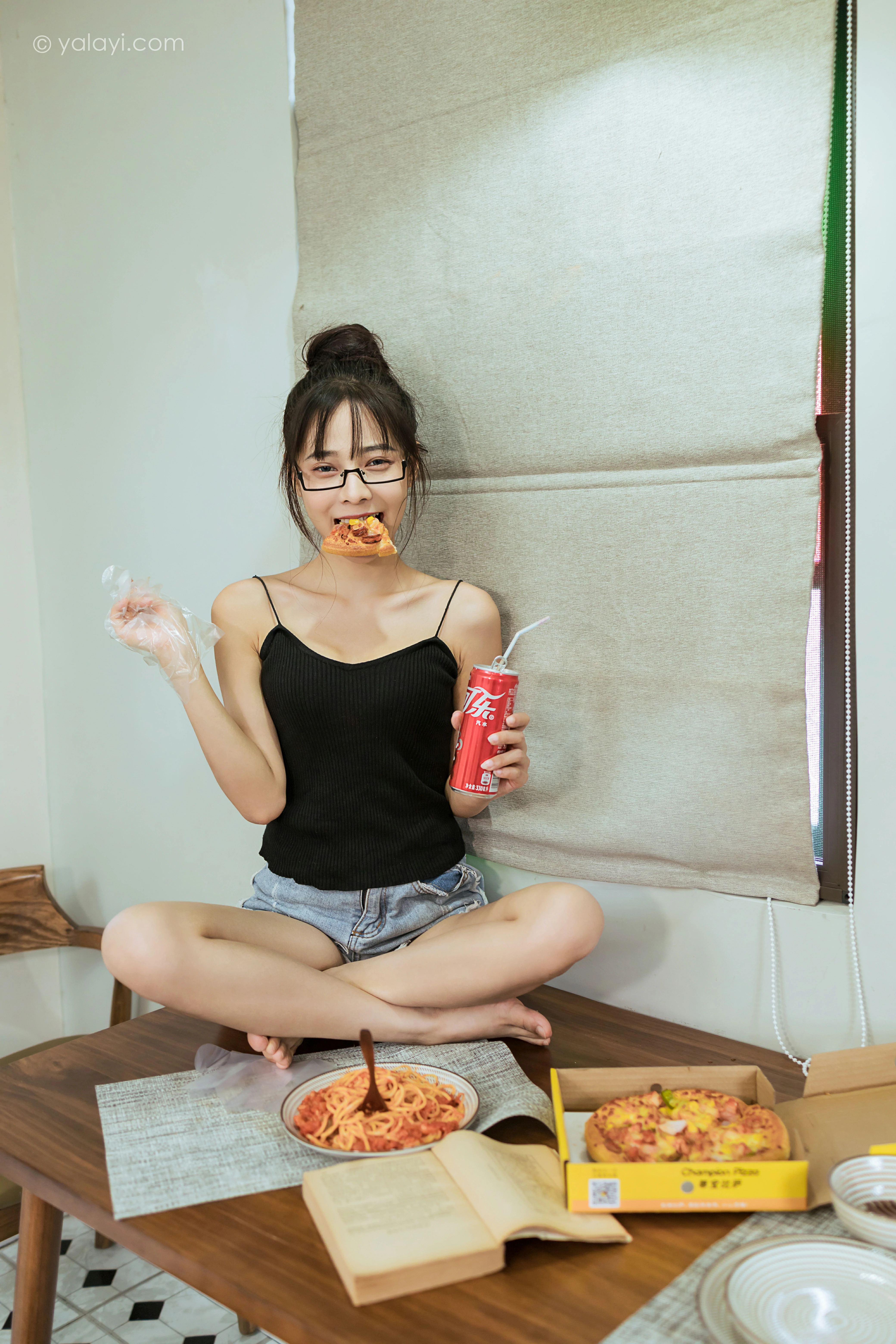 [YALAYI雅拉伊]NO.836 日常 诗咏 黑色性感小背心加牛仔热裤清纯可爱写真集第6张