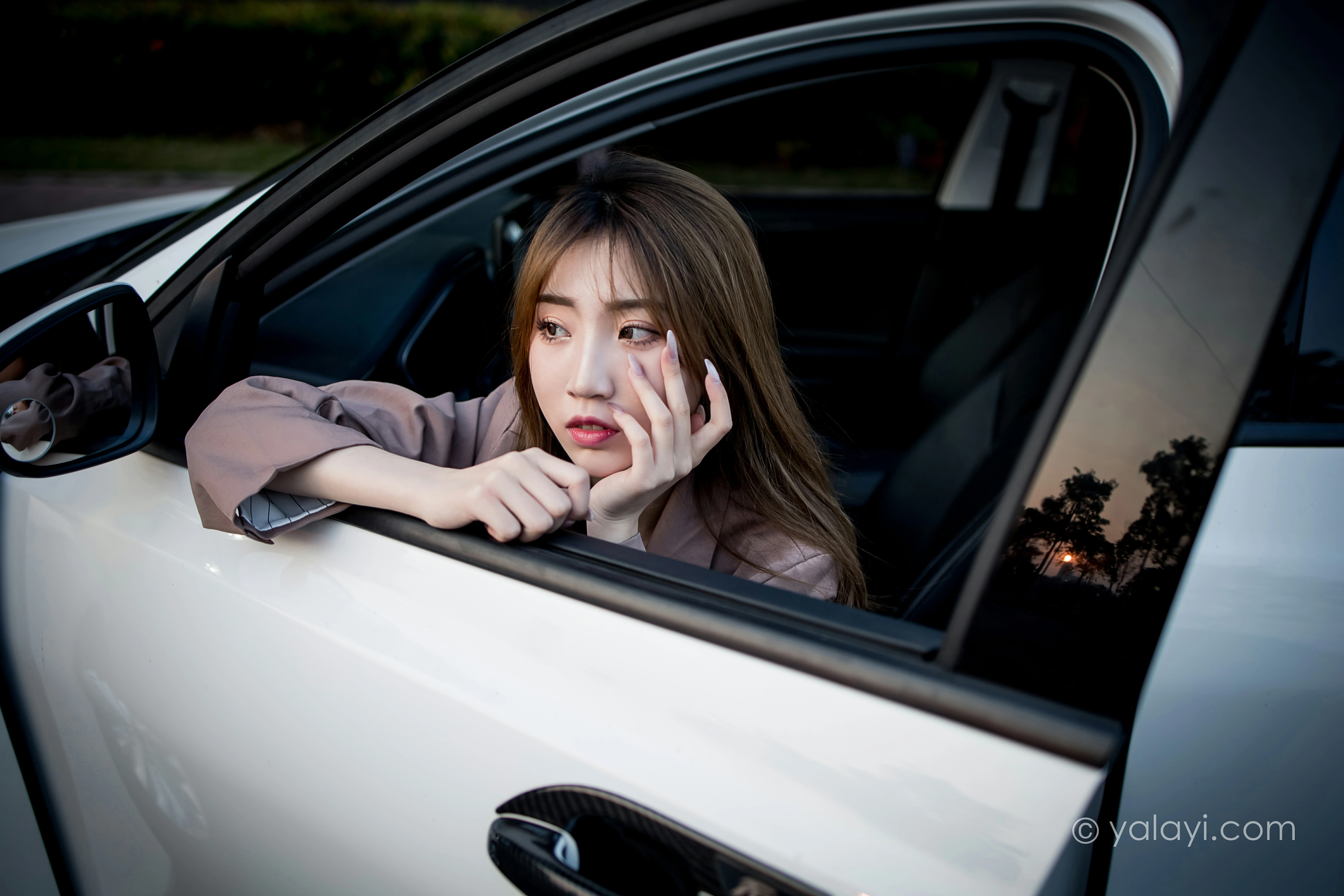 [YALAYI雅拉伊]NO.773 驶出伤城 小乔 粉色连身风衣加黑色情趣渔网袜性感写真集第5张