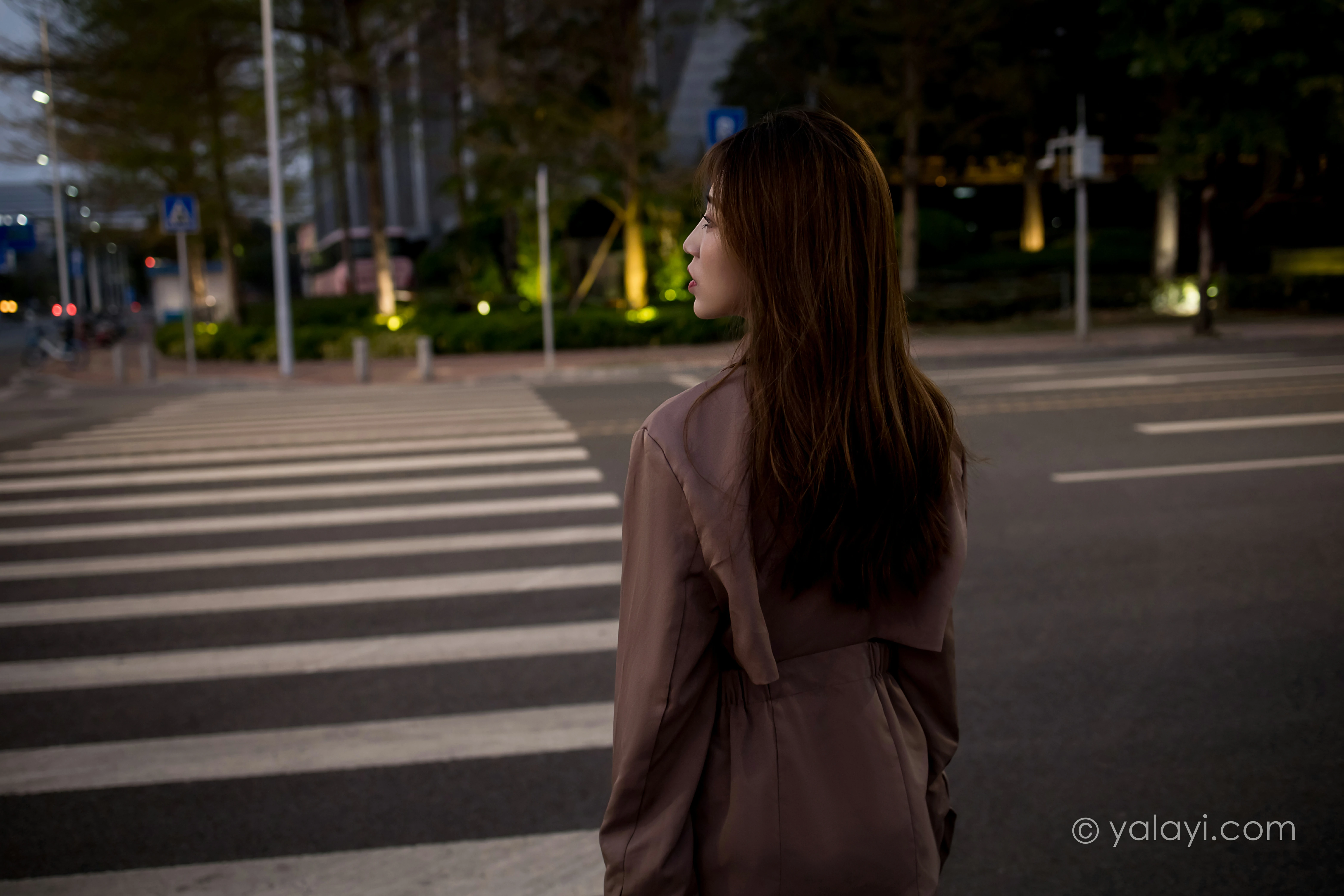 [YALAYI雅拉伊]NO.773 驶出伤城 小乔 粉色连身风衣加黑色情趣渔网袜性感写真集第9张