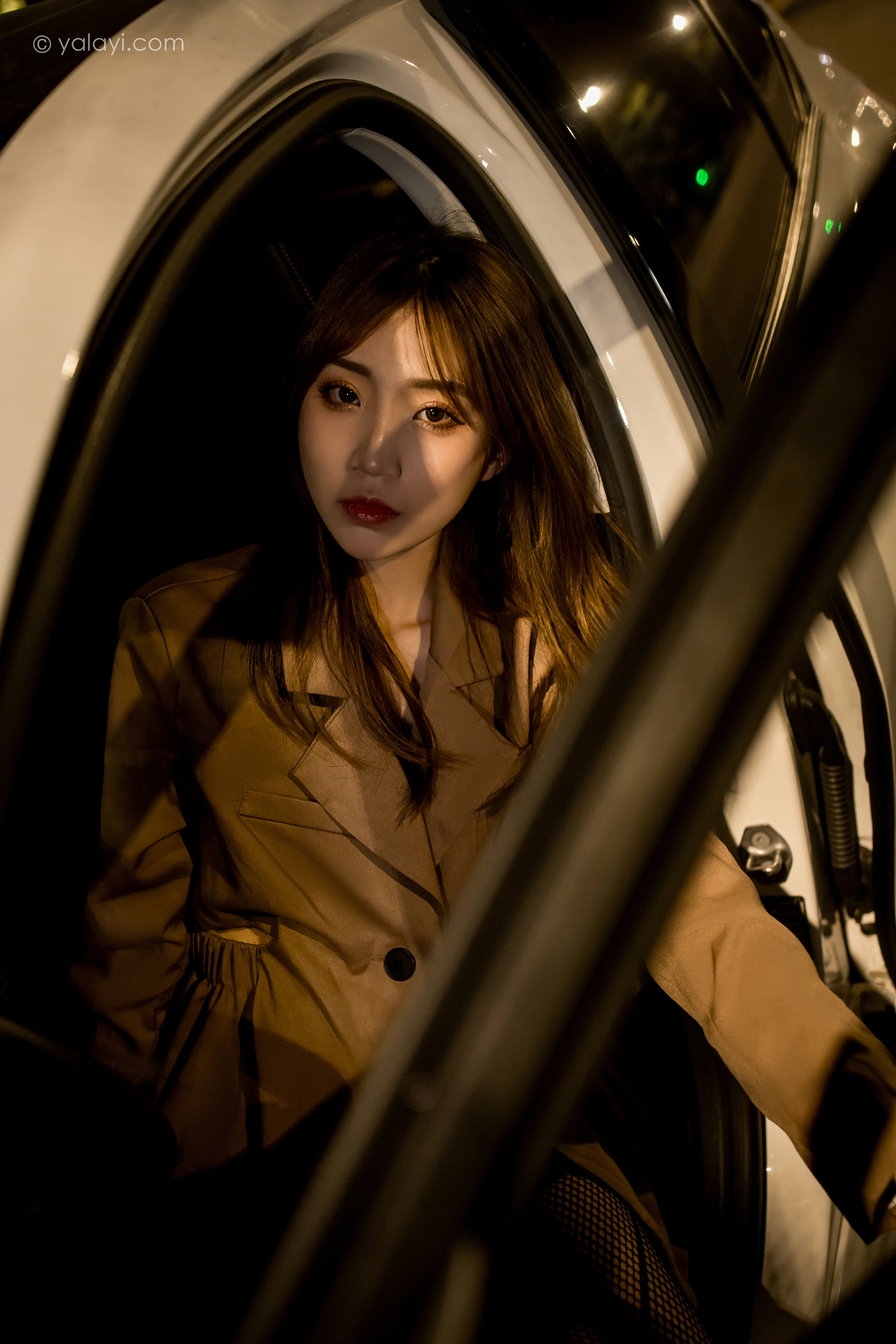 [YALAYI雅拉伊]NO.773 驶出伤城 小乔 粉色连身风衣加黑色情趣渔网袜性感写真集第12张