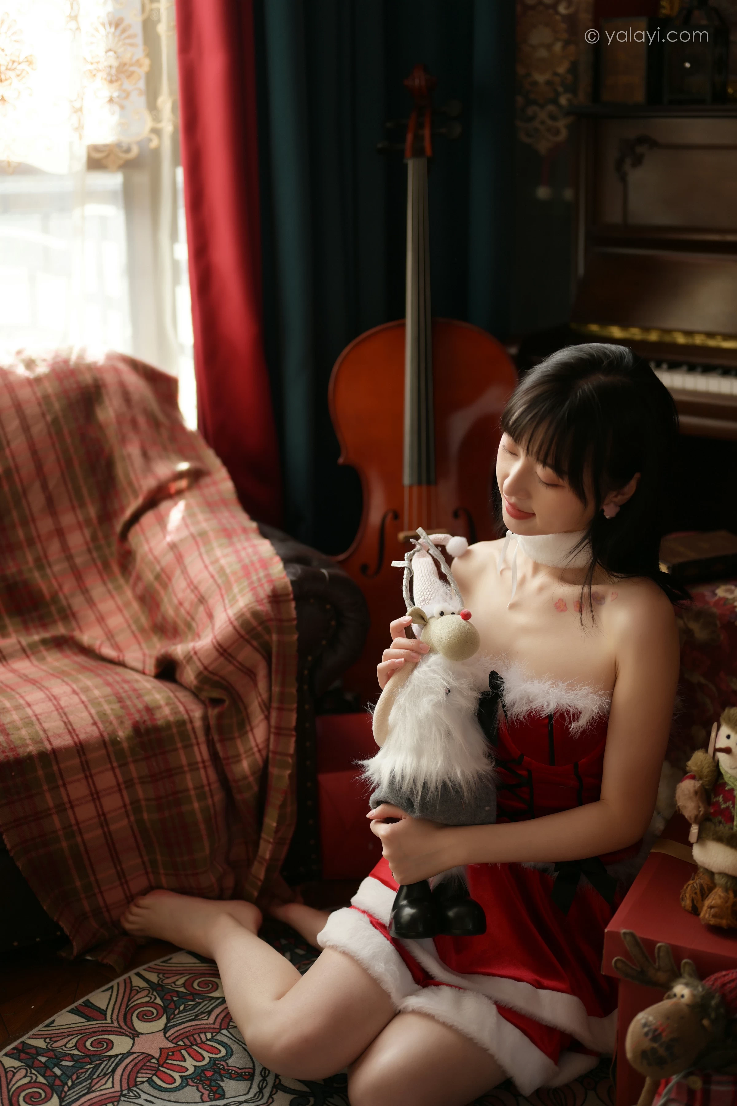 [YALAYI雅拉伊]2021.12.25 平平安安 京京 红色抹胸圣诞女郎制服裙性感私房写真集第2张