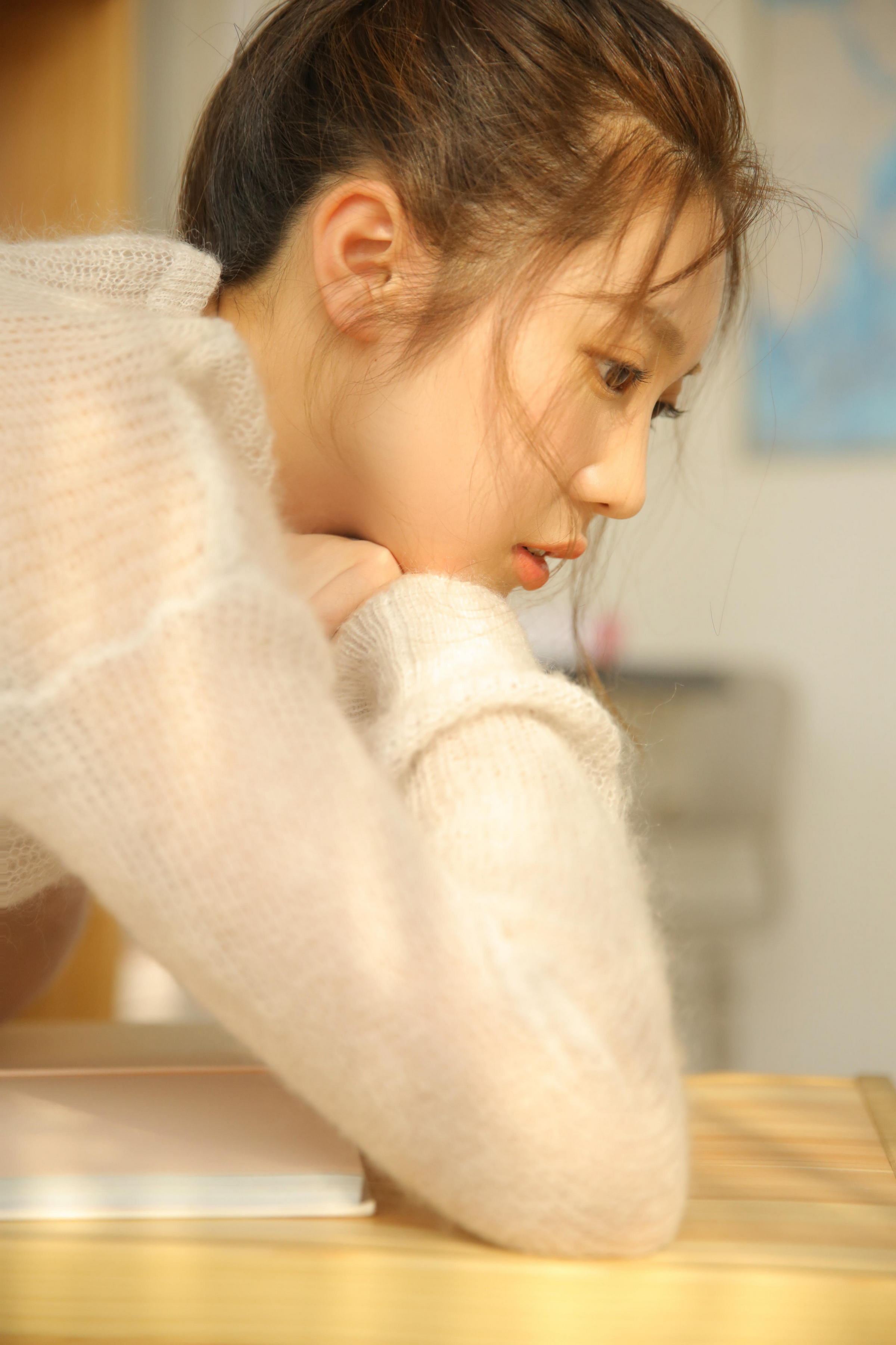 [YALAYI雅拉伊]2022.04.27 甜酷女生 粉色吊带连衣裙与白色和服清纯写真集第8张