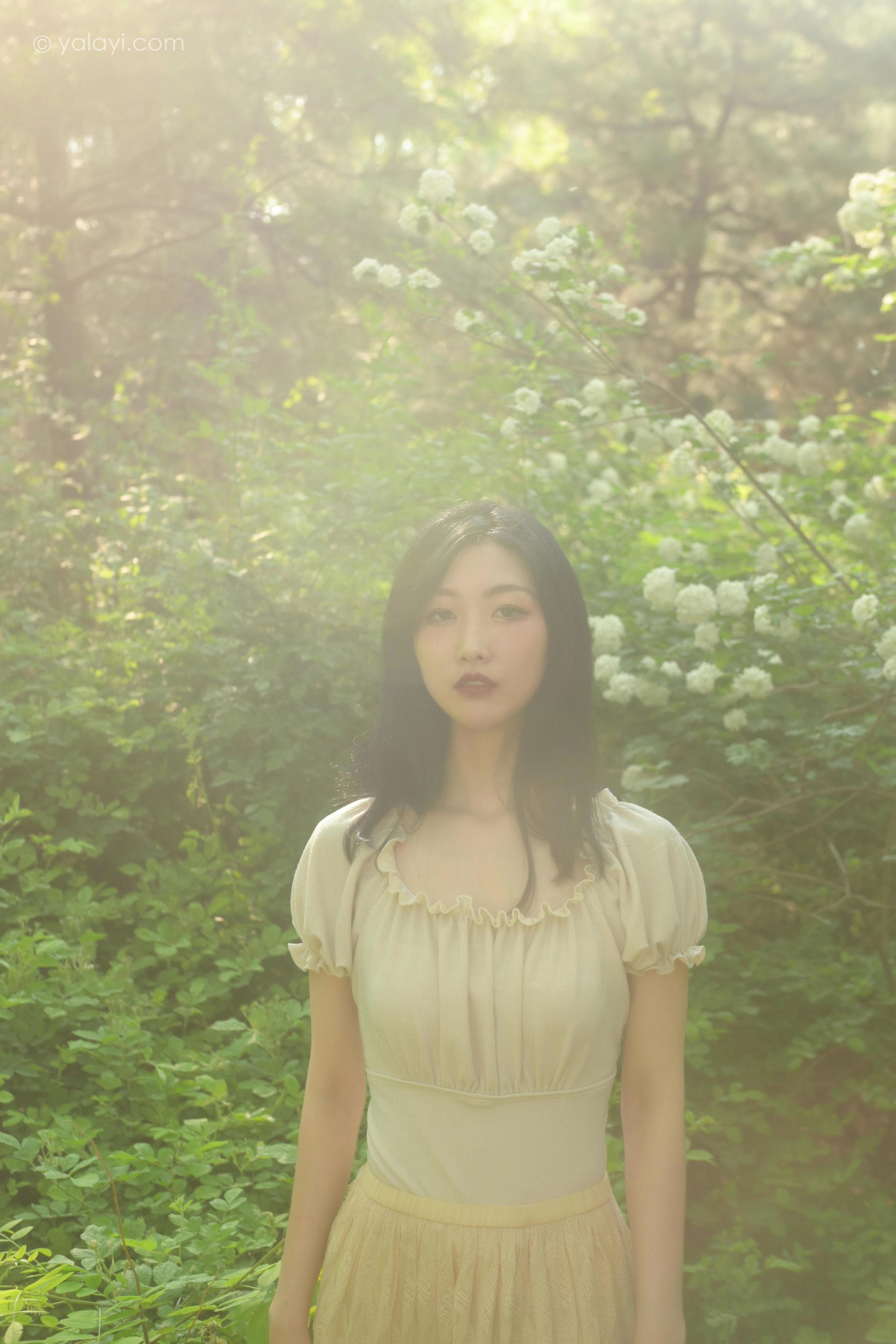 [YALAYI雅拉伊]2022.06.15 气息 佳佳 白色裸背短袖加黄色长裙清纯写真集第13张